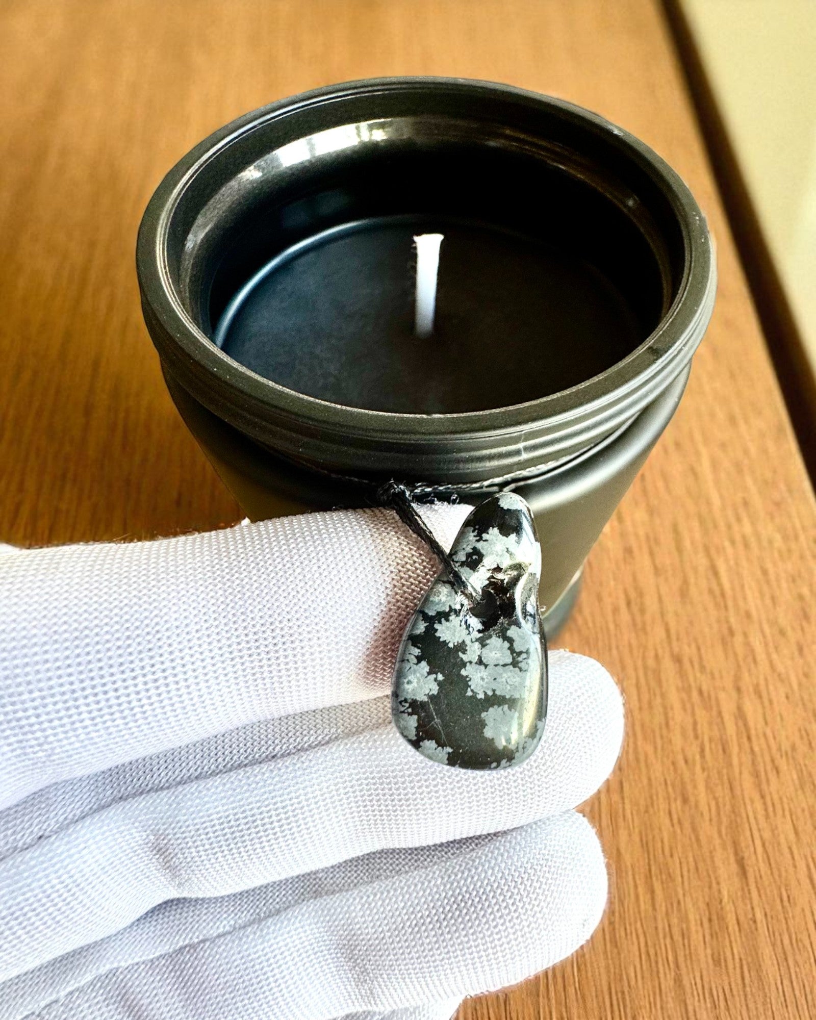 Intenčná sójová sviečka Obsidián – sebadôvera a vnútorná sila, 250 ml, možnosť personalizácie ako darček