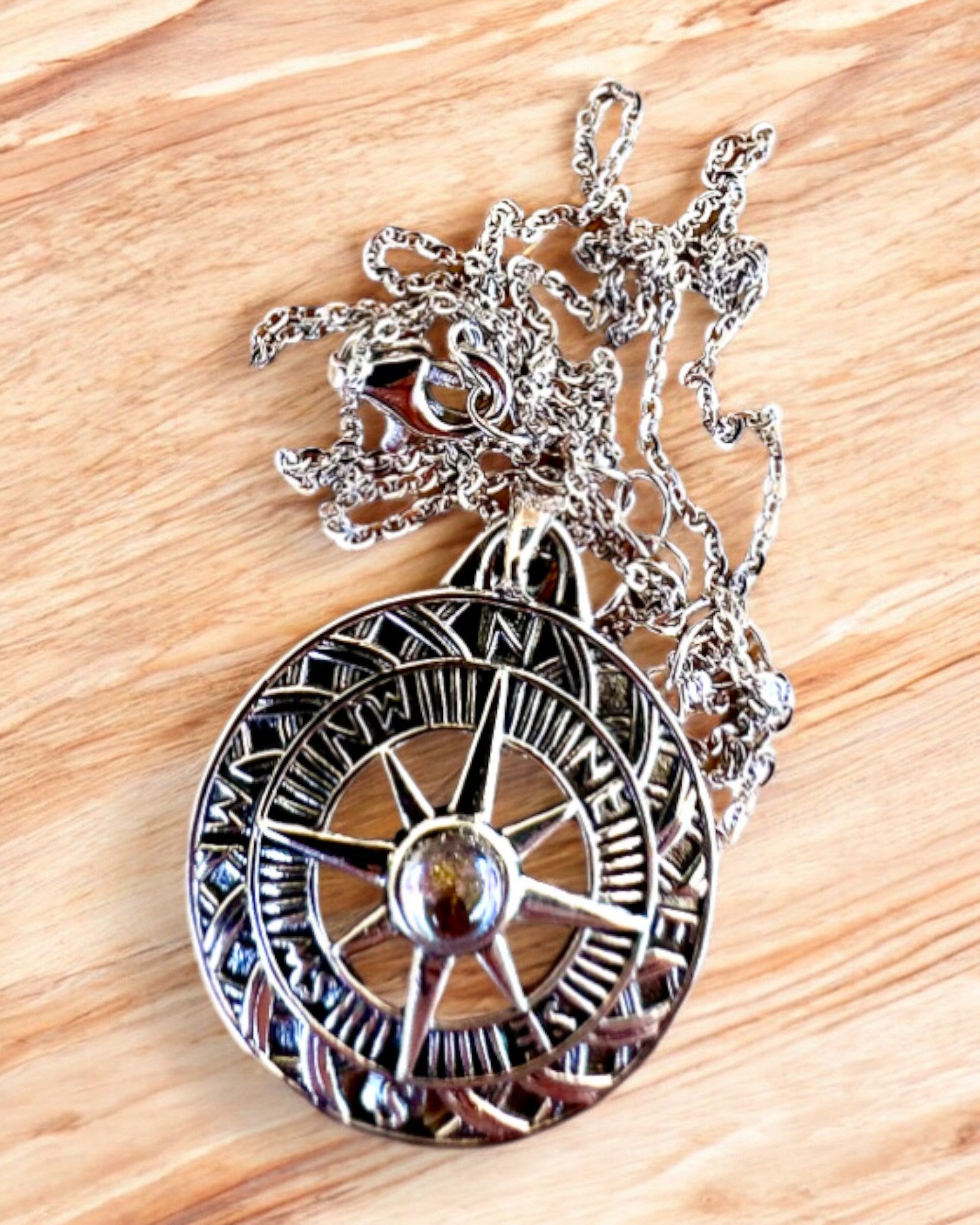 Amulet Astrálnej Cesty – Strieborný Náhrdelník s Gravírovaním, personalizácia na darček