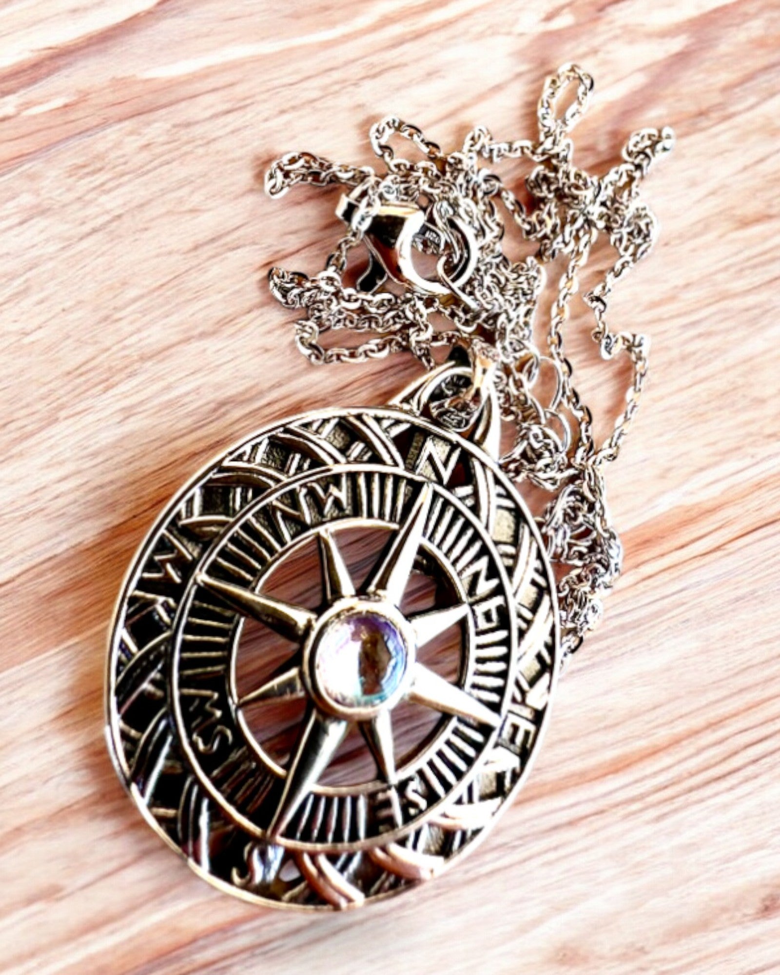 Amulet Astrálnej Cesty – Strieborný Náhrdelník s Gravírovaním, personalizácia na darček