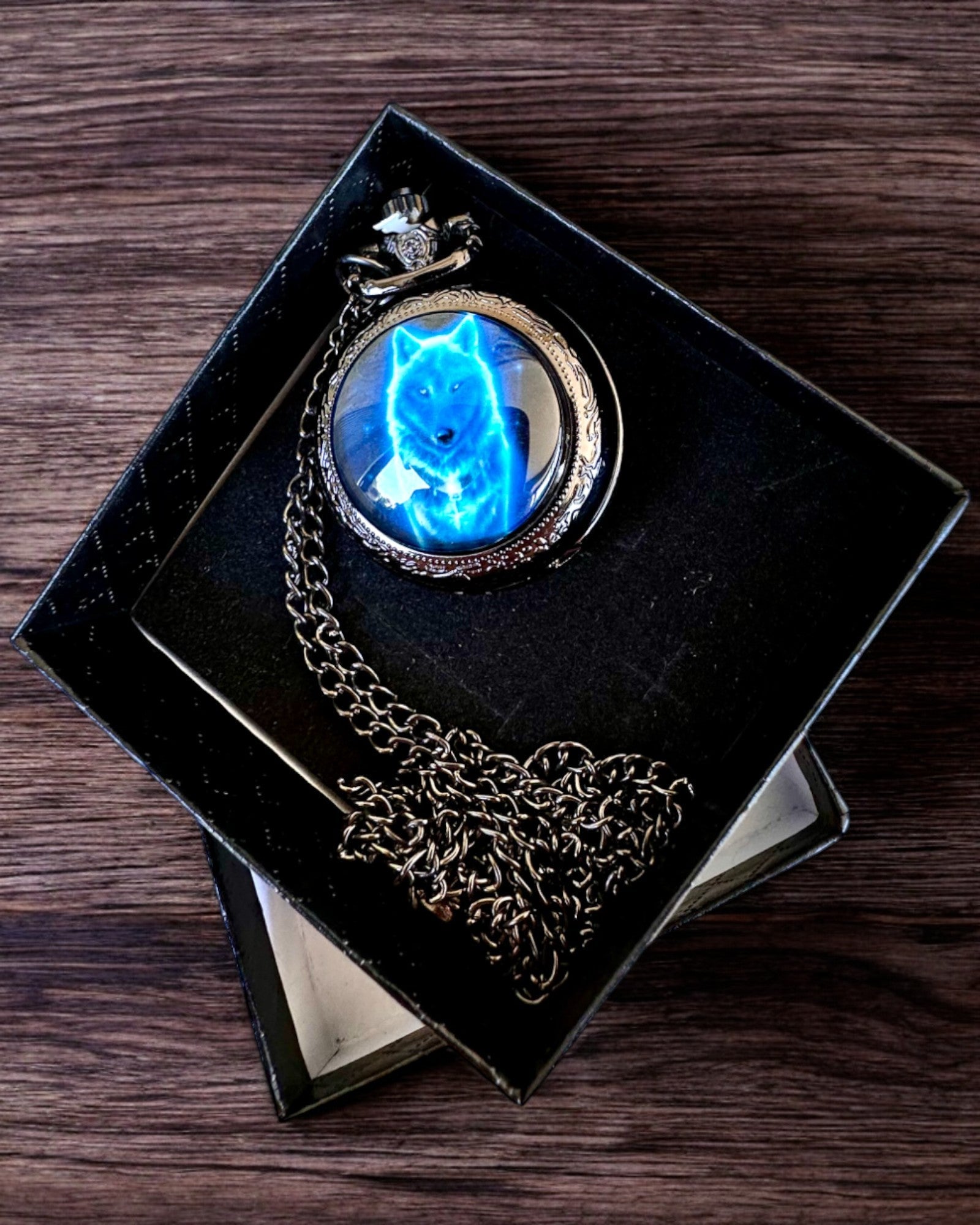 Vreckové hodinky Lunar Wolf – Hodiny Mesiacového Vlka, možnosť personalizácie gravírovaním na darček