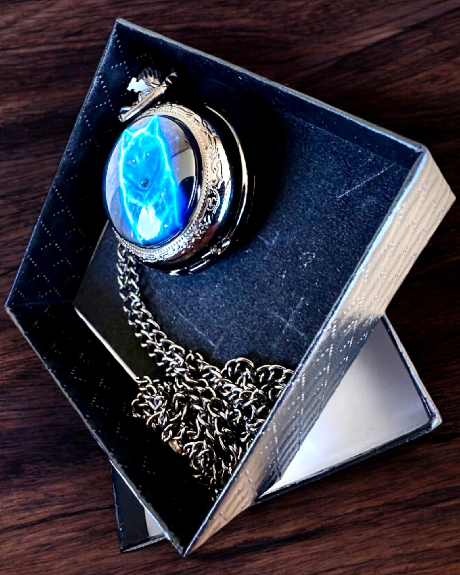 Vreckové hodinky Lunar Wolf – Hodiny Mesiacového Vlka, možnosť personalizácie gravírovaním na darček