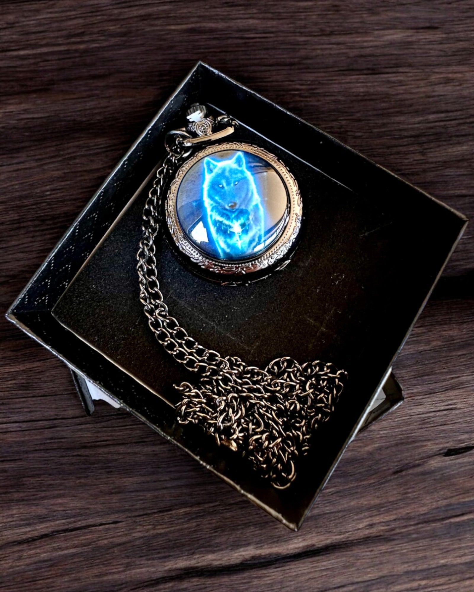 Vreckové hodinky Lunar Wolf – Hodiny Mesiacového Vlka, možnosť personalizácie gravírovaním na darček