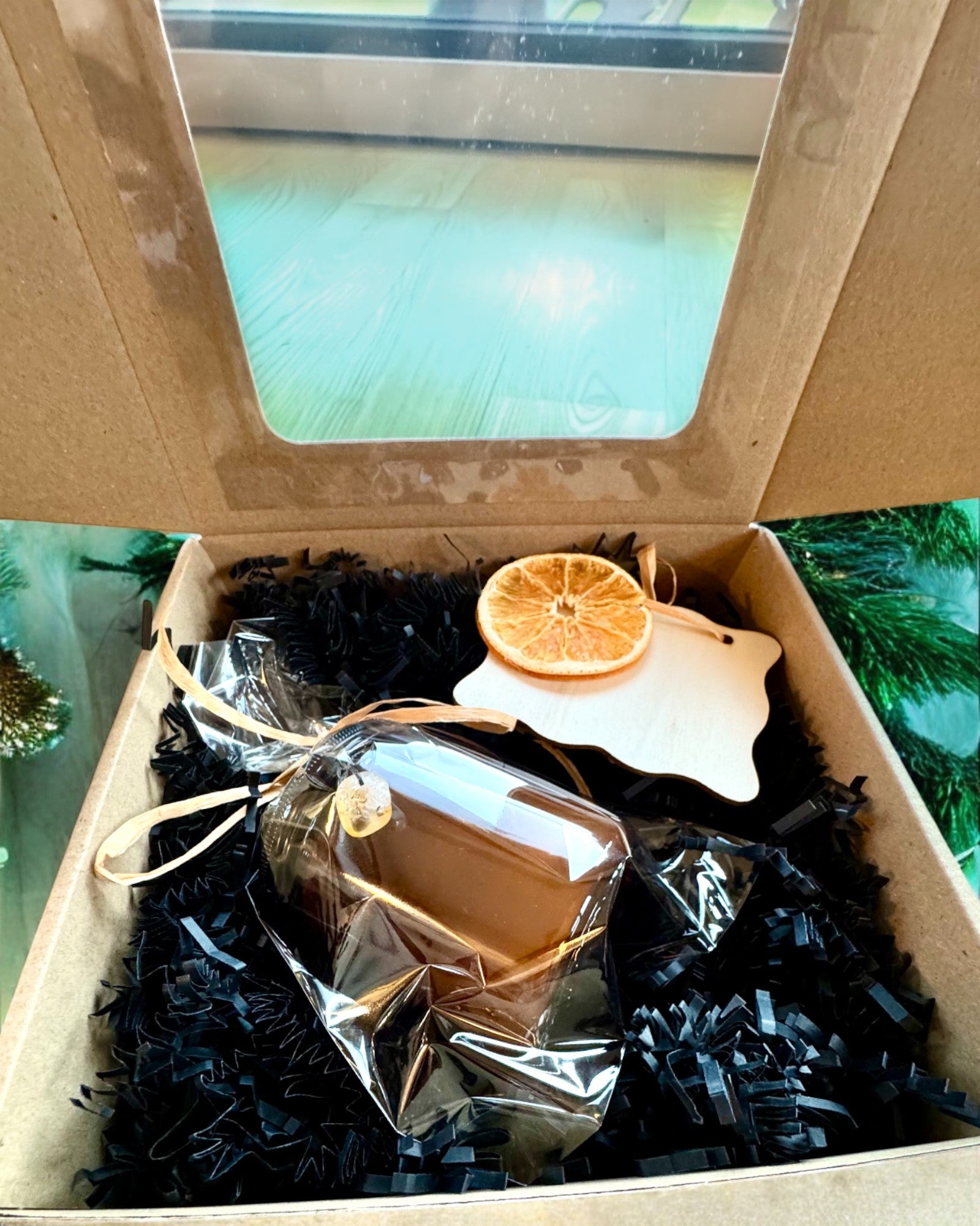 Świeca sojowa intencyjna 250 ml z naturalnym kamieniem – wybierz swoją energię: Cytryn lub Granat, personalizacja grawerem na prezent