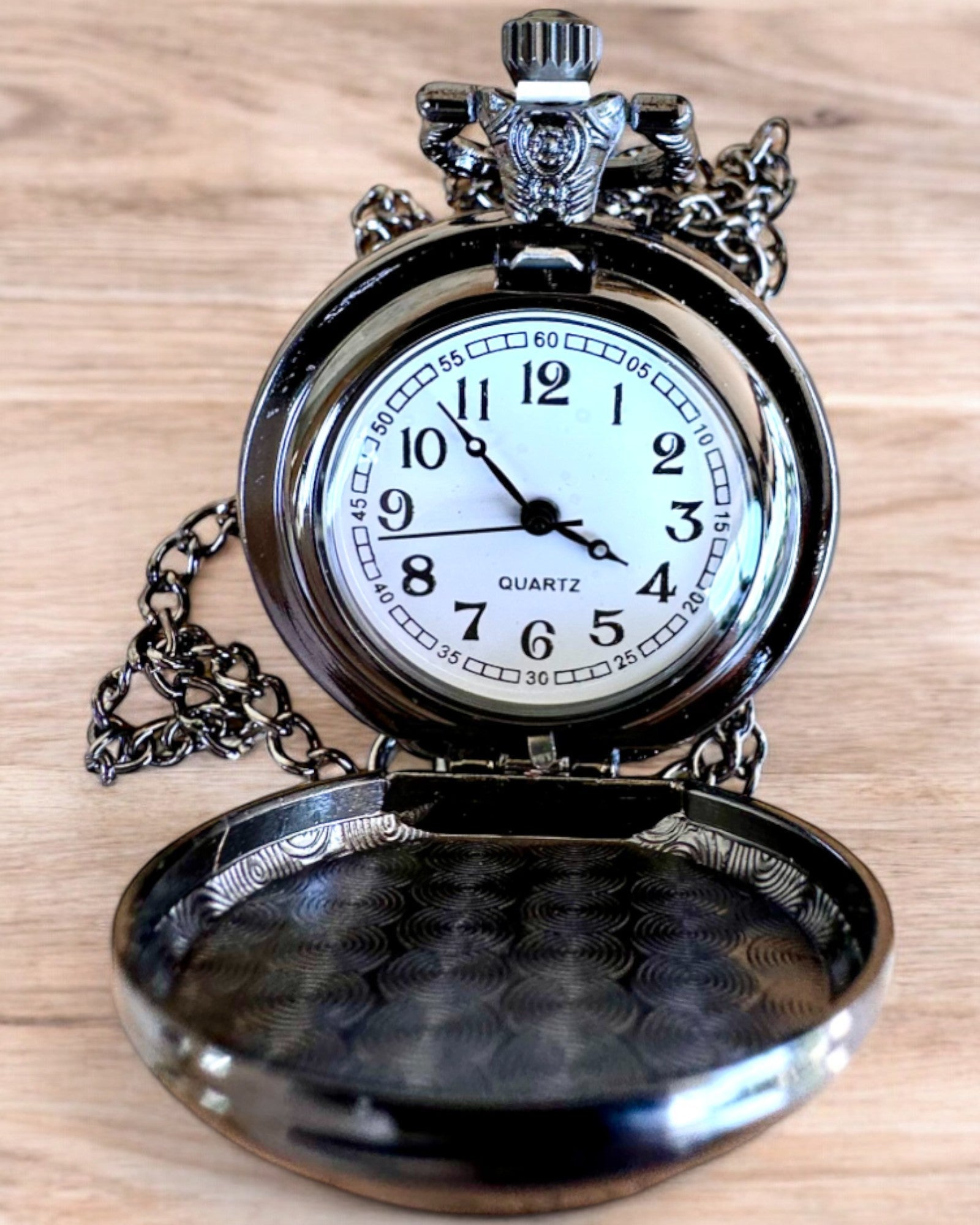 Vreckové hodinky Lunar Wolf – Hodiny Mesiacového Vlka, možnosť personalizácie gravírovaním na darček