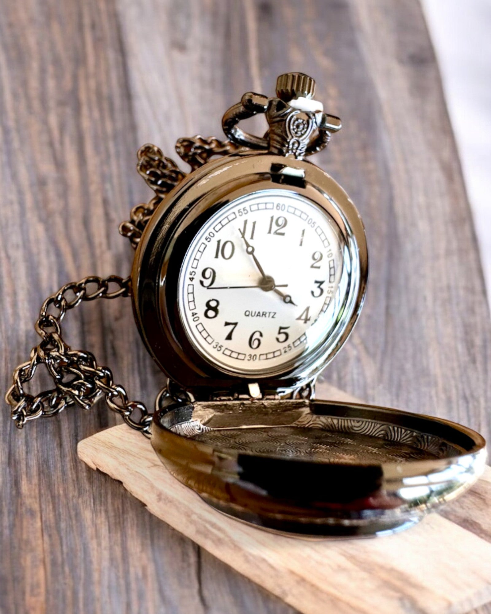 Vreckové hodinky Lunar Wolf – Hodiny Mesiacového Vlka, možnosť personalizácie gravírovaním na darček