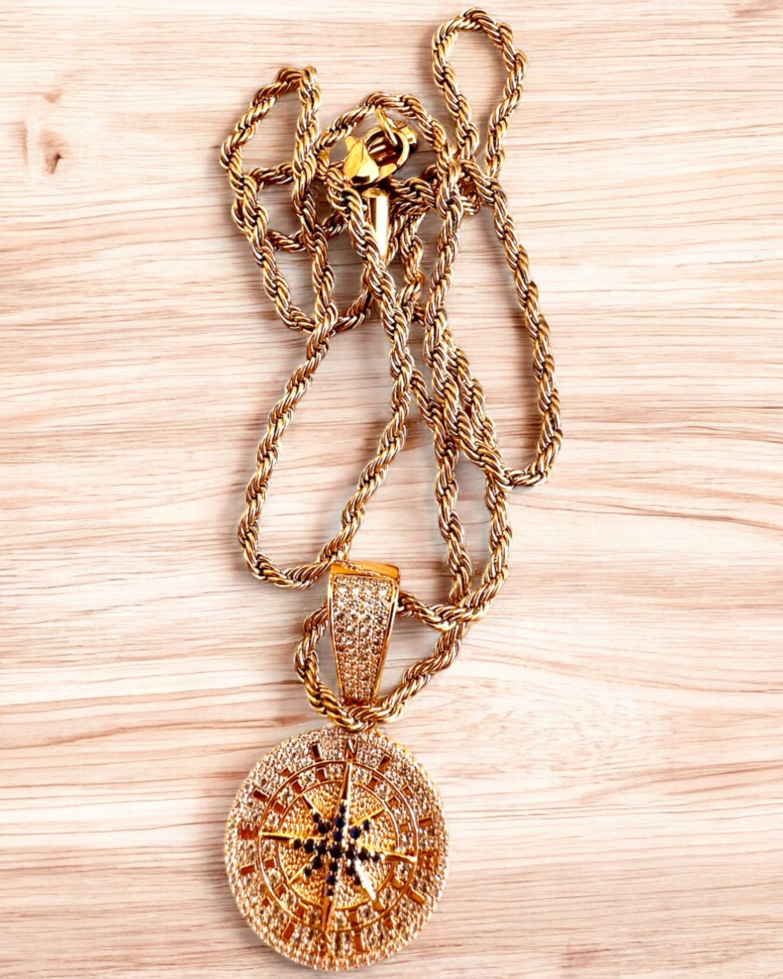 Náhrdelník s príveskom kompasu v štýle glamour s kryštálmi pre ženy a mužov - 2 varianty na výber, personalizácia gravírovaním ako darček