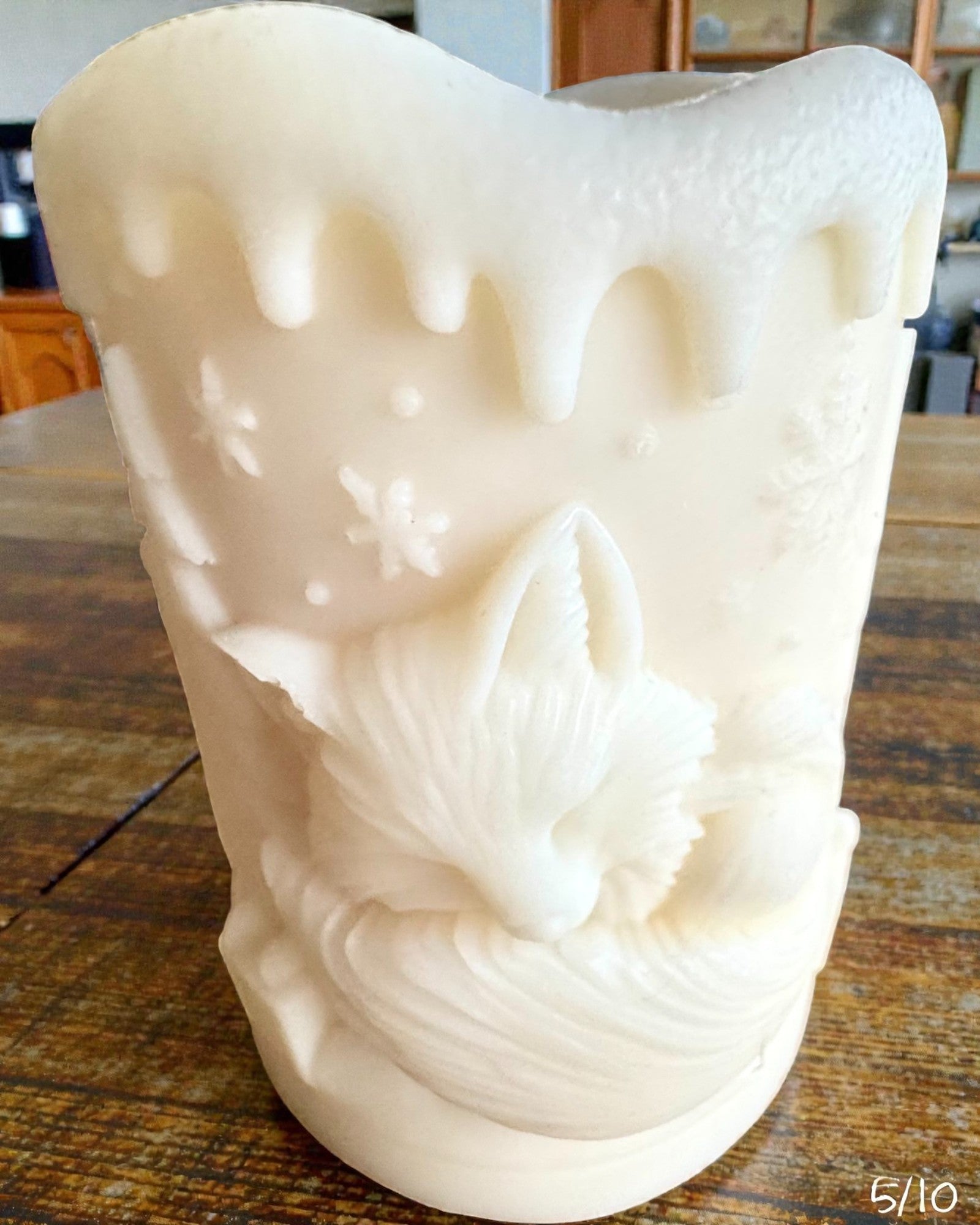 Świeca sojowa Zimowy Lisek, 7.5 cm wysokości, ręcznie odlewana świeca sojowa z uroczym śpiącym liskiem, personalizacja grawerem na tabliczce