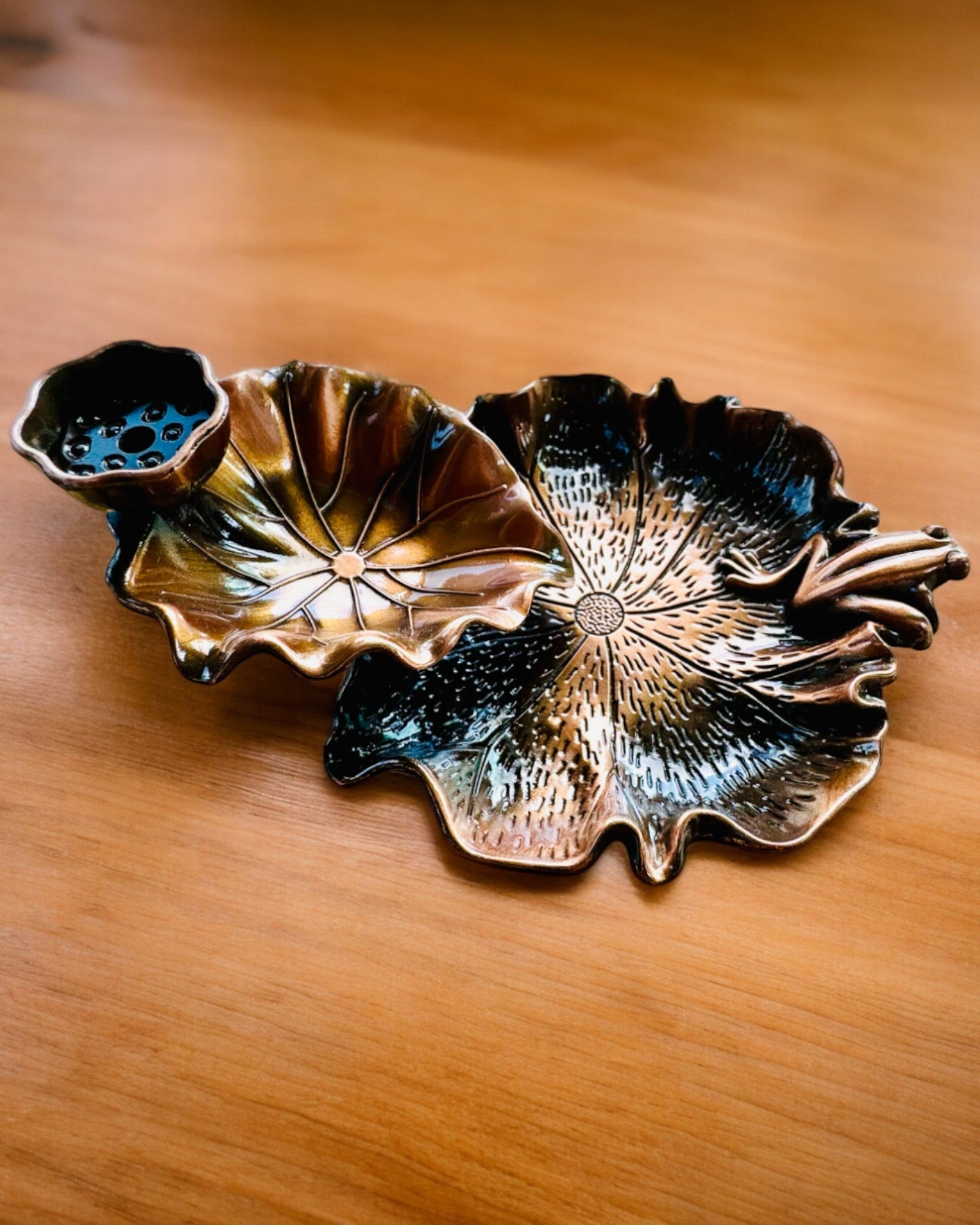 Elegantný kovový držiak na kadidlo Lotosový list - 4 varianty na výber, možnosť personalizácie gravírovaním na darček