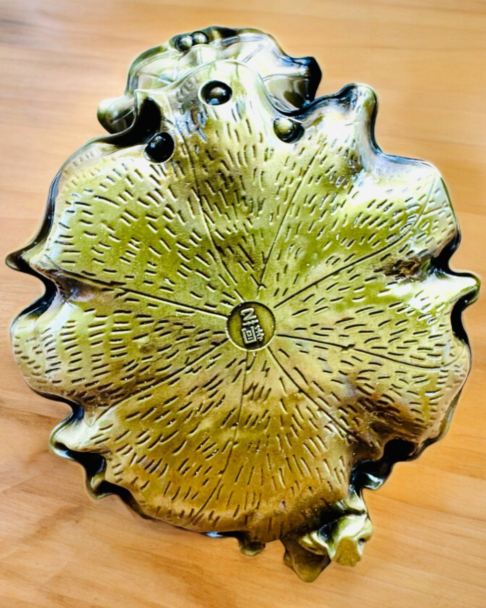 Elegantný kovový držiak na kadidlo Lotosový list - 4 varianty na výber, možnosť personalizácie gravírovaním na darček