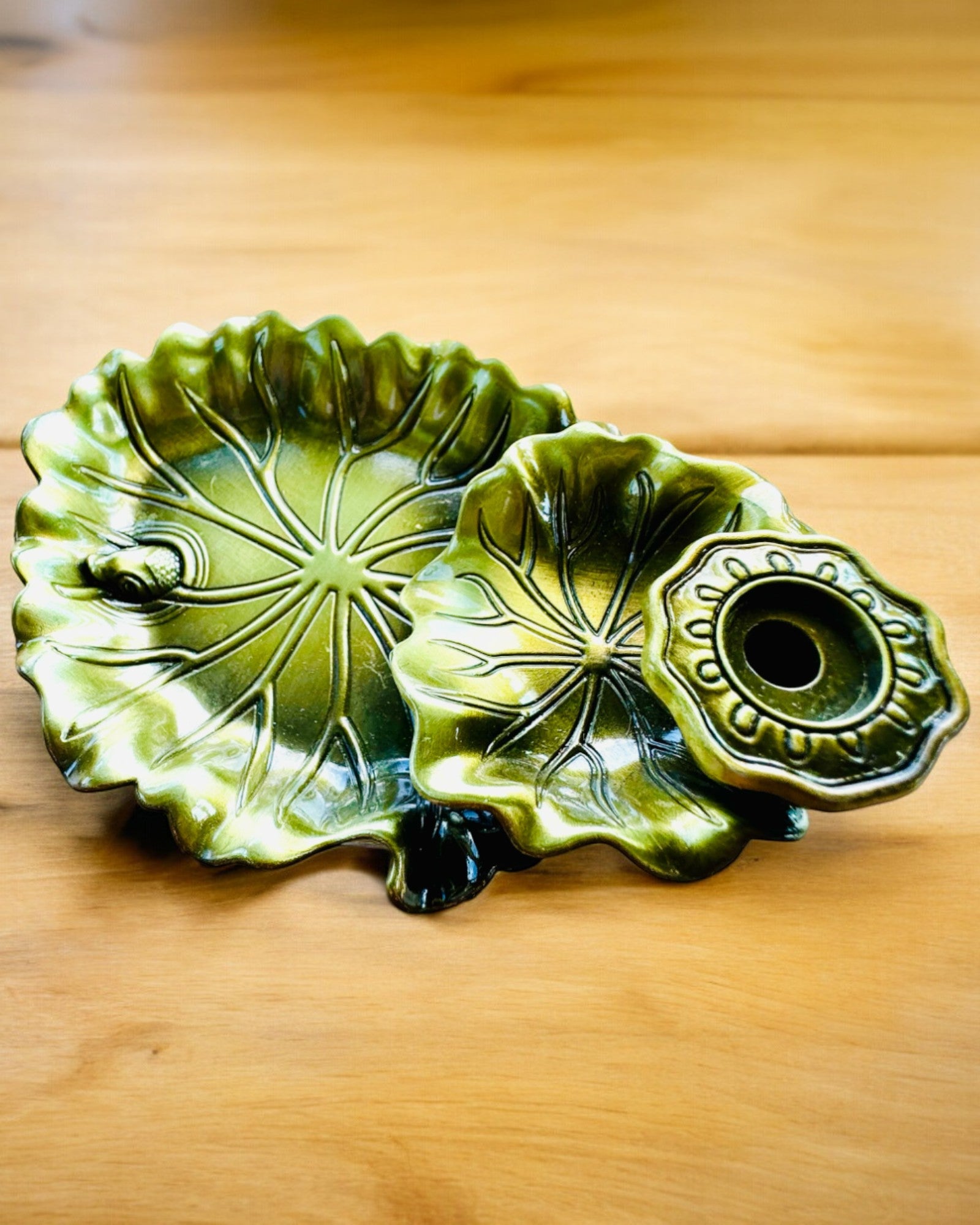 Elegantný kovový držiak na kadidlo Lotosový list - 4 varianty na výber, možnosť personalizácie gravírovaním na darček