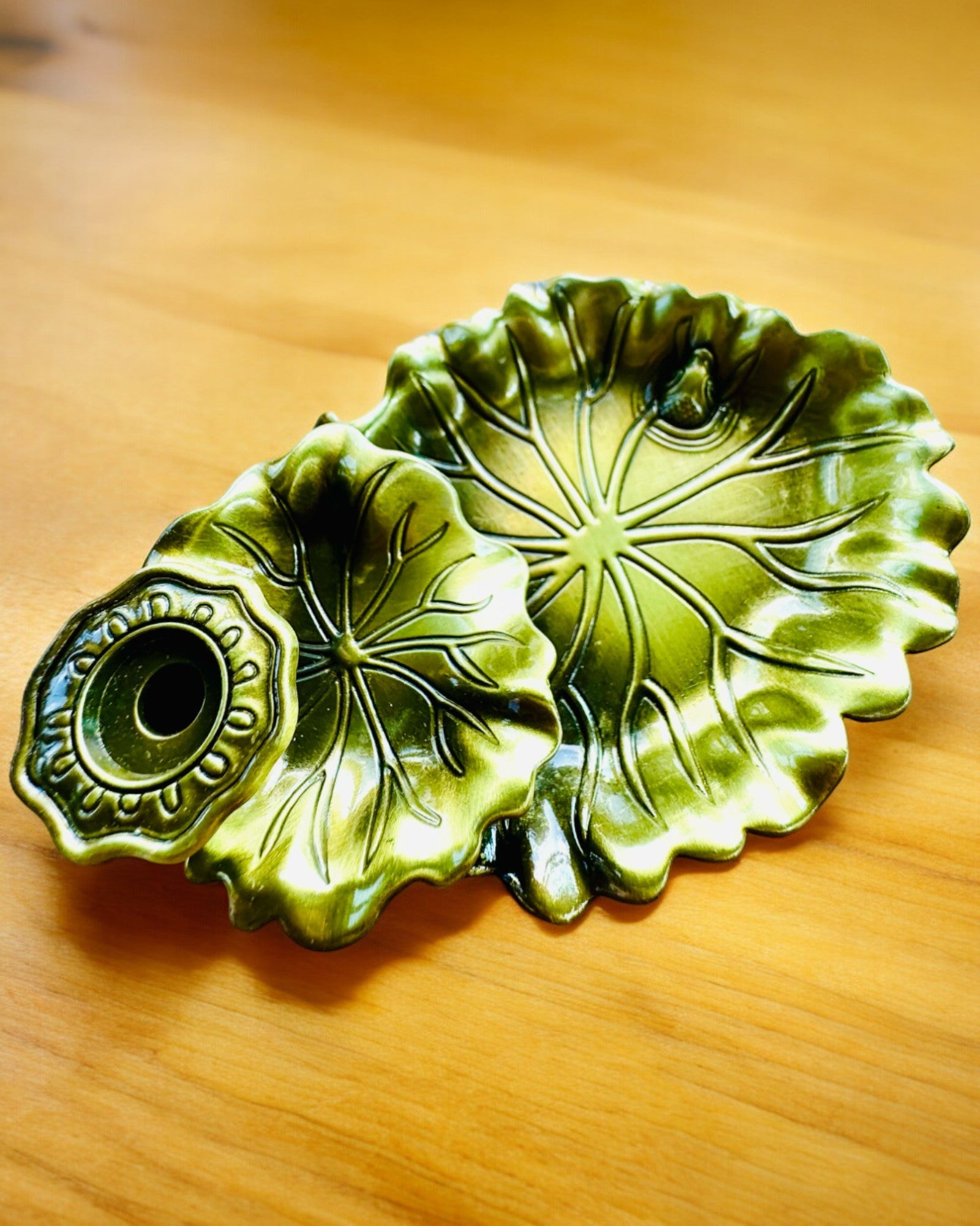 Elegantný kovový držiak na kadidlo Lotosový list - 4 varianty na výber, možnosť personalizácie gravírovaním na darček