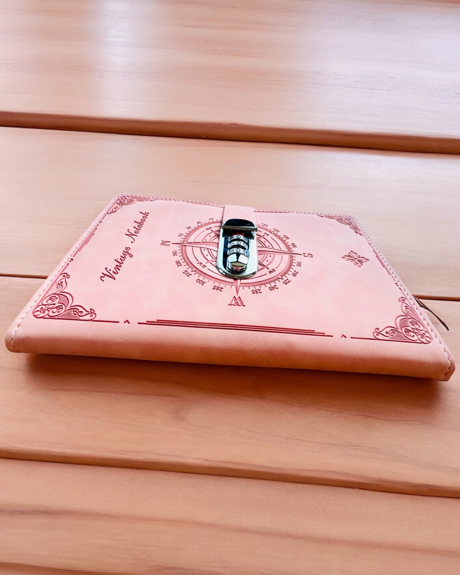 Tajný Zápisník A5 Vintage so zámkom na kód - Vyberte Si Svoj Štýl, personalizácia gravírovaním na darček