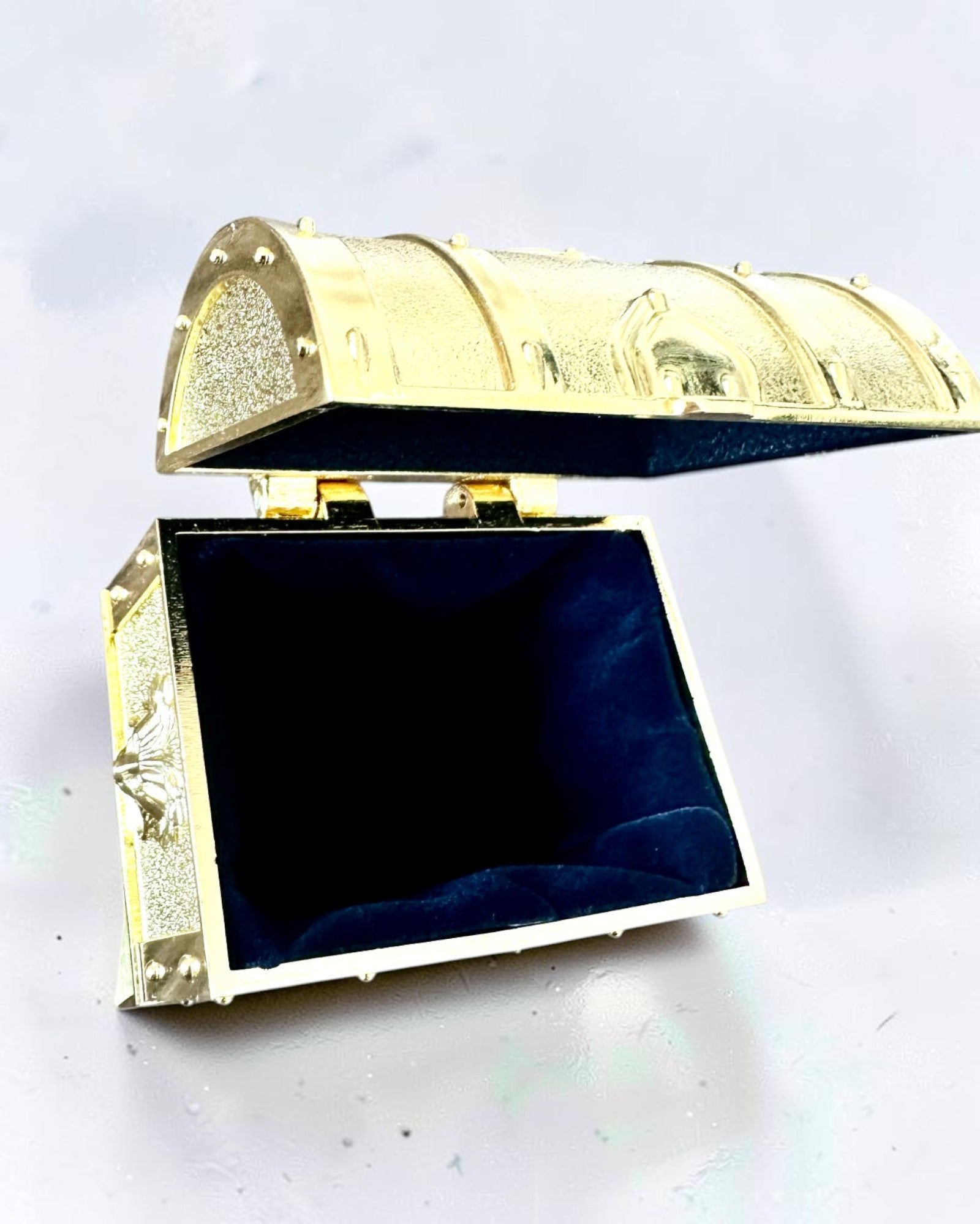 Skrzynia Skarbów Metalowa Retro z Grawerem - złota Kasetka 7x5x5 cm