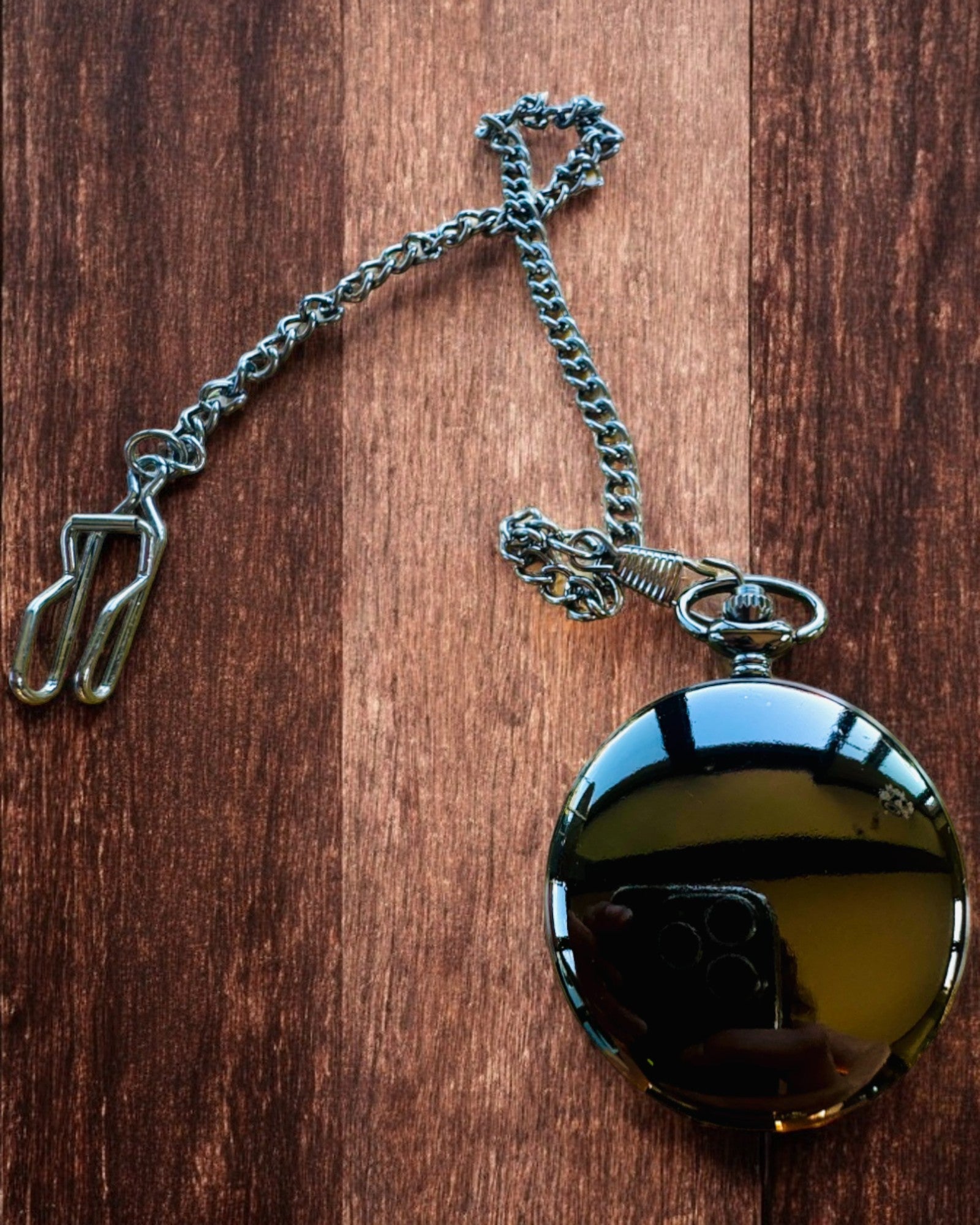 Klasické vreckové hodinky s rímskymi číslicami a retiazkou, kremeňové, čierny lesk - farba čierna