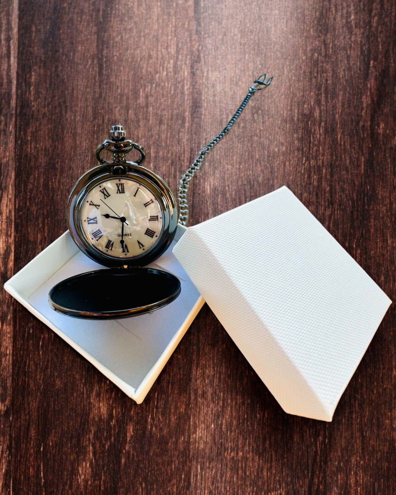 Klasické vreckové hodinky s rímskymi číslicami a retiazkou, kremeňové, čierny lesk - farba čierna