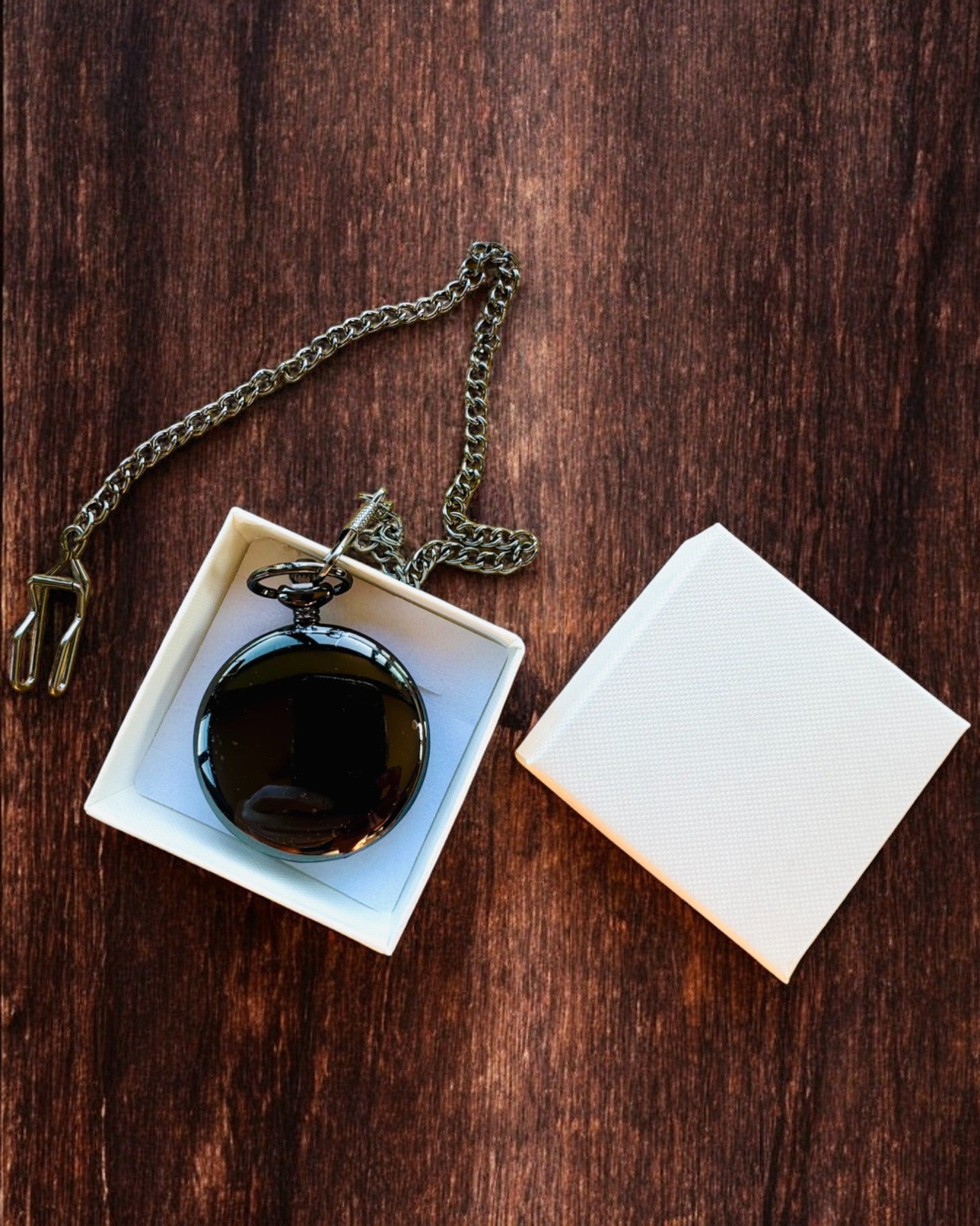 Klasické vreckové hodinky s rímskymi číslicami a retiazkou, kremeňové, čierny lesk - farba čierna