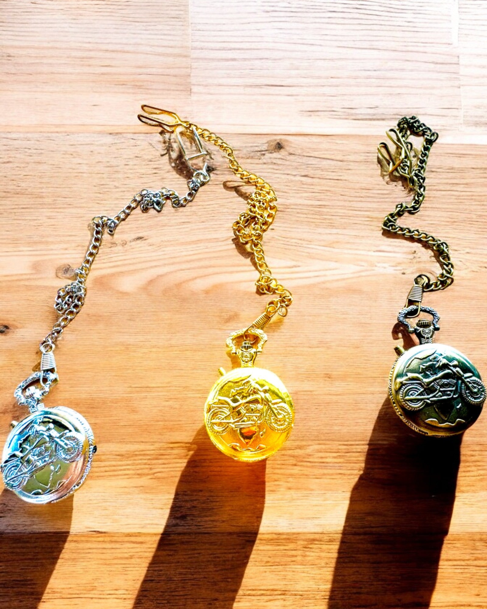 Vreckové hodinky „Motocyklový elegán 2“ – Gravírovanie na darček, 3 farebné varianty