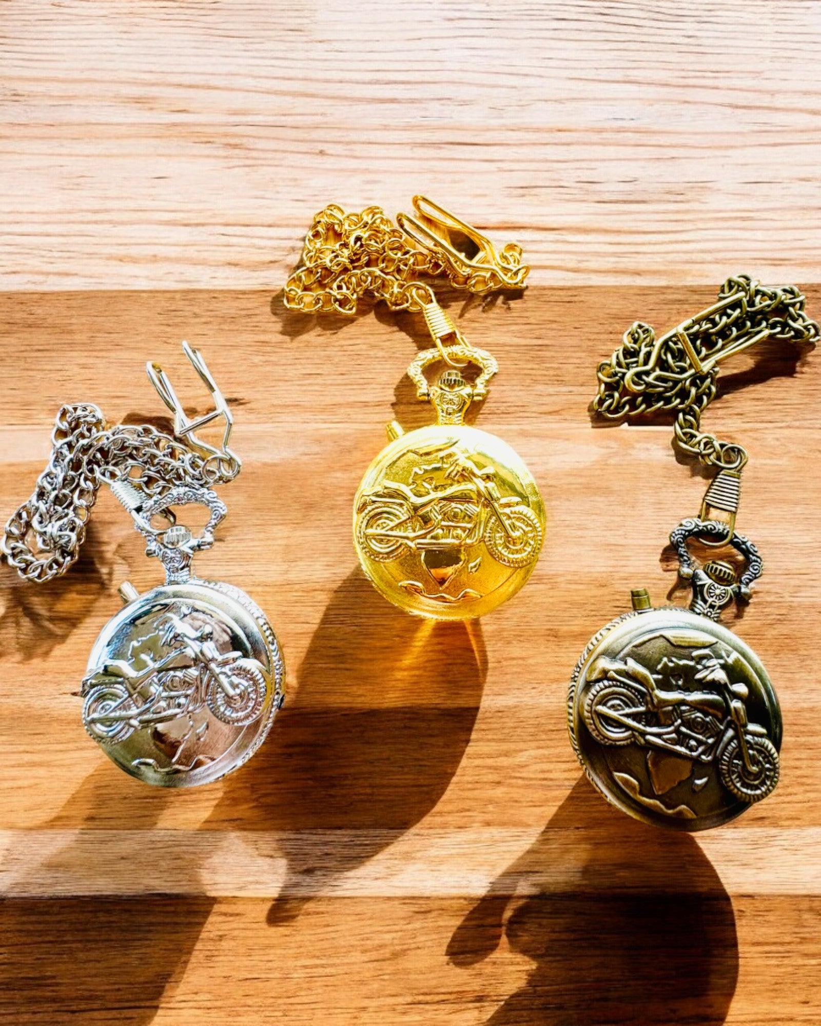 Vreckové hodinky „Motocyklový elegán 2“ – Gravírovanie na darček, 3 farebné varianty