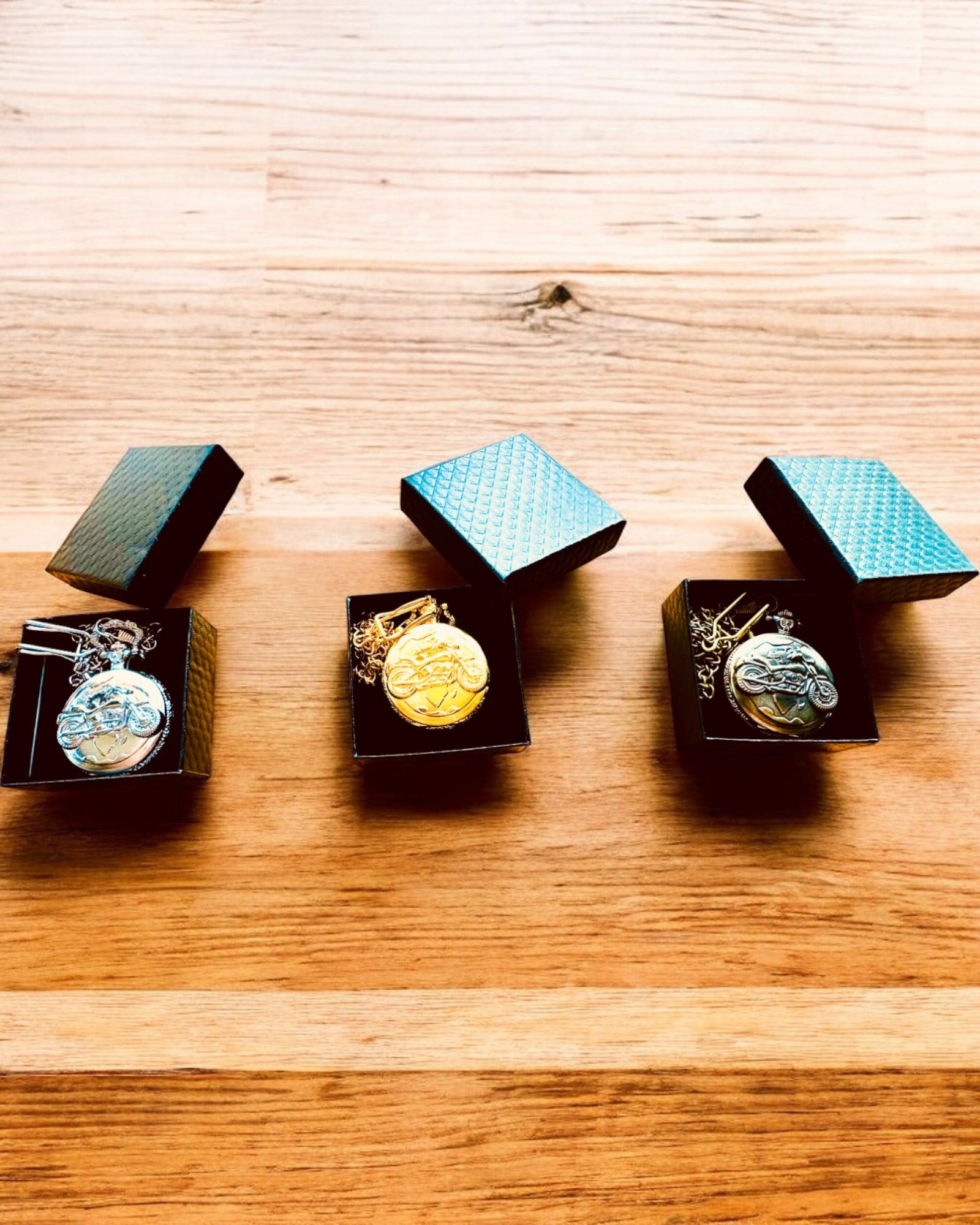 Vreckové hodinky „Motocyklový elegán 2“ – Gravírovanie na darček, 3 farebné varianty