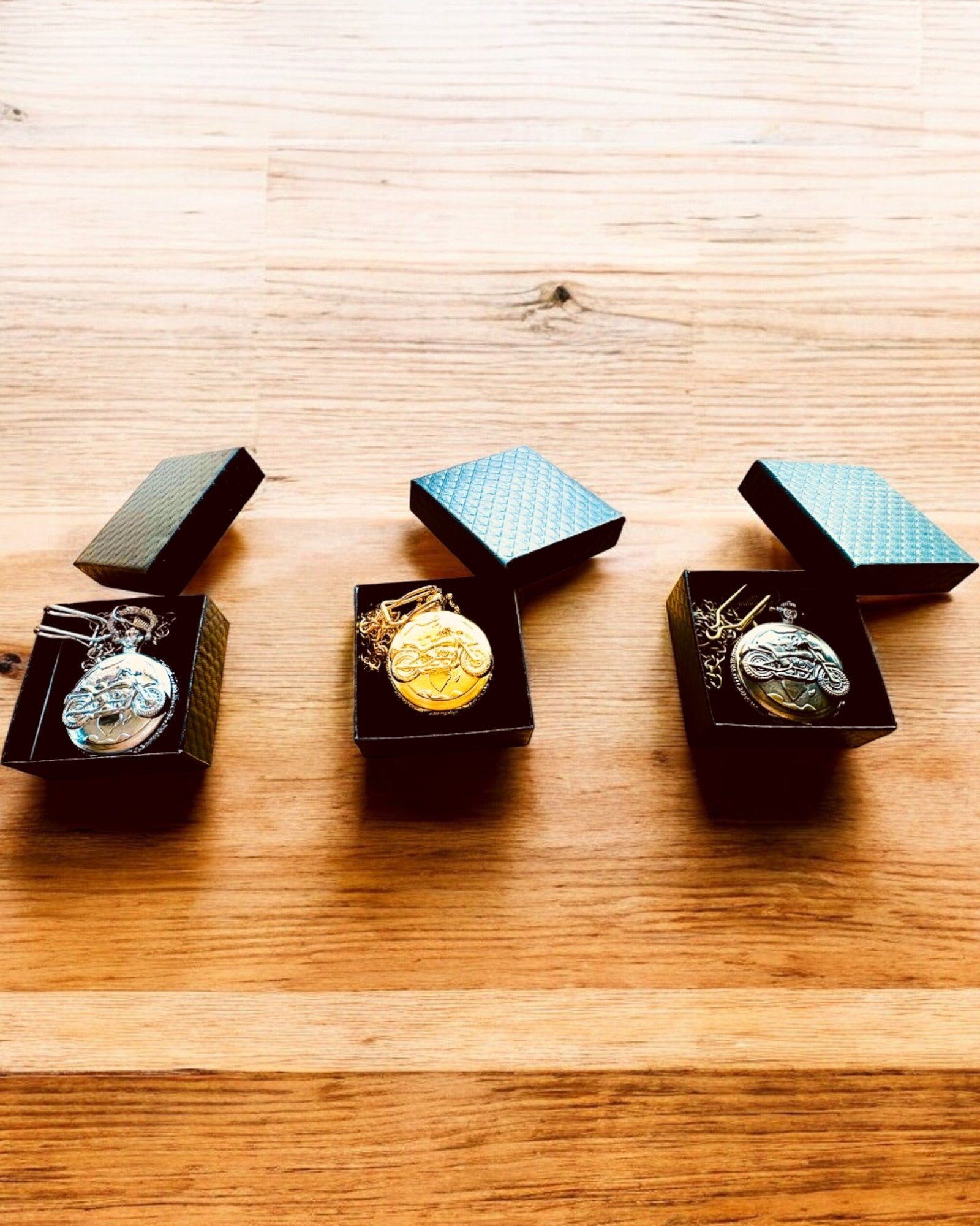 Vreckové hodinky „Motocyklový elegán 2“ – Gravírovanie na darček, 3 farebné varianty