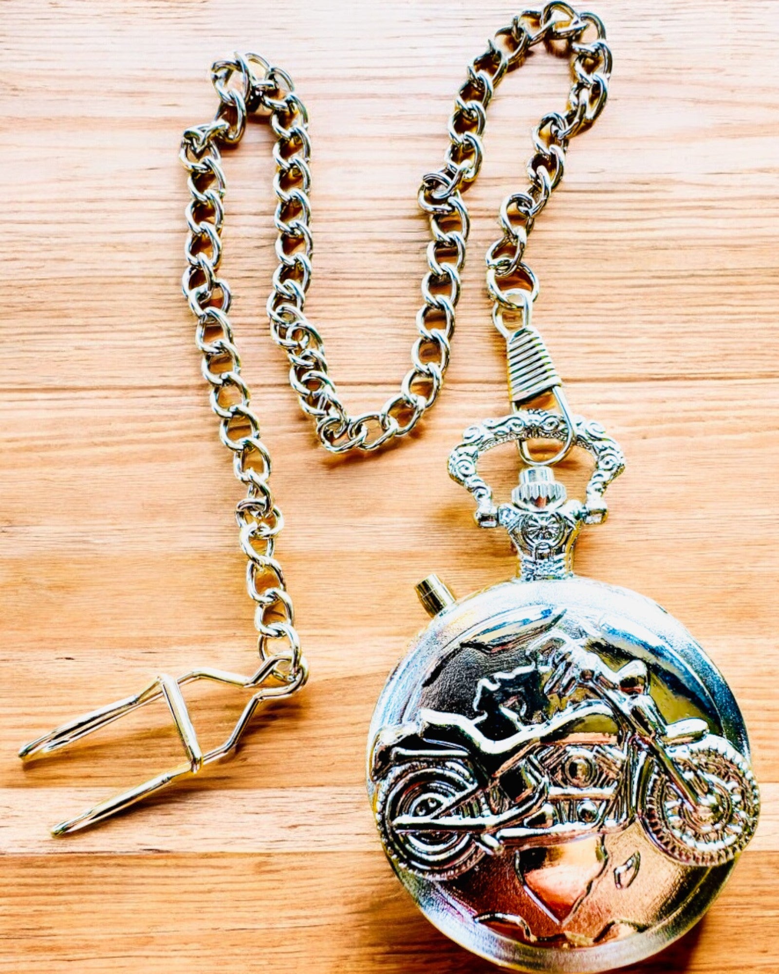 Vreckové hodinky „Motocyklový elegán 2“ – Gravírovanie na darček, 3 farebné varianty