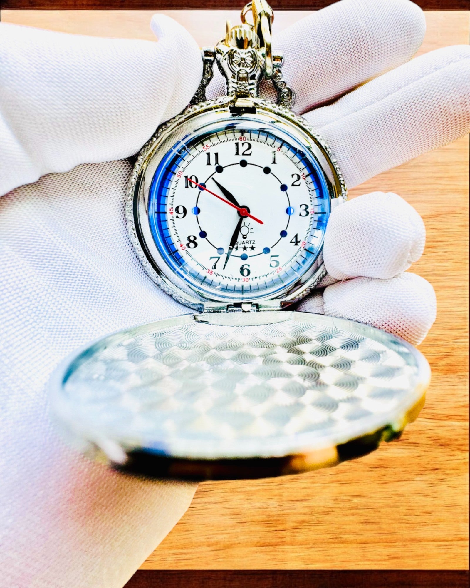 Vreckové hodinky „Motocyklový elegán 2“ – Gravírovanie na darček, 3 farebné varianty