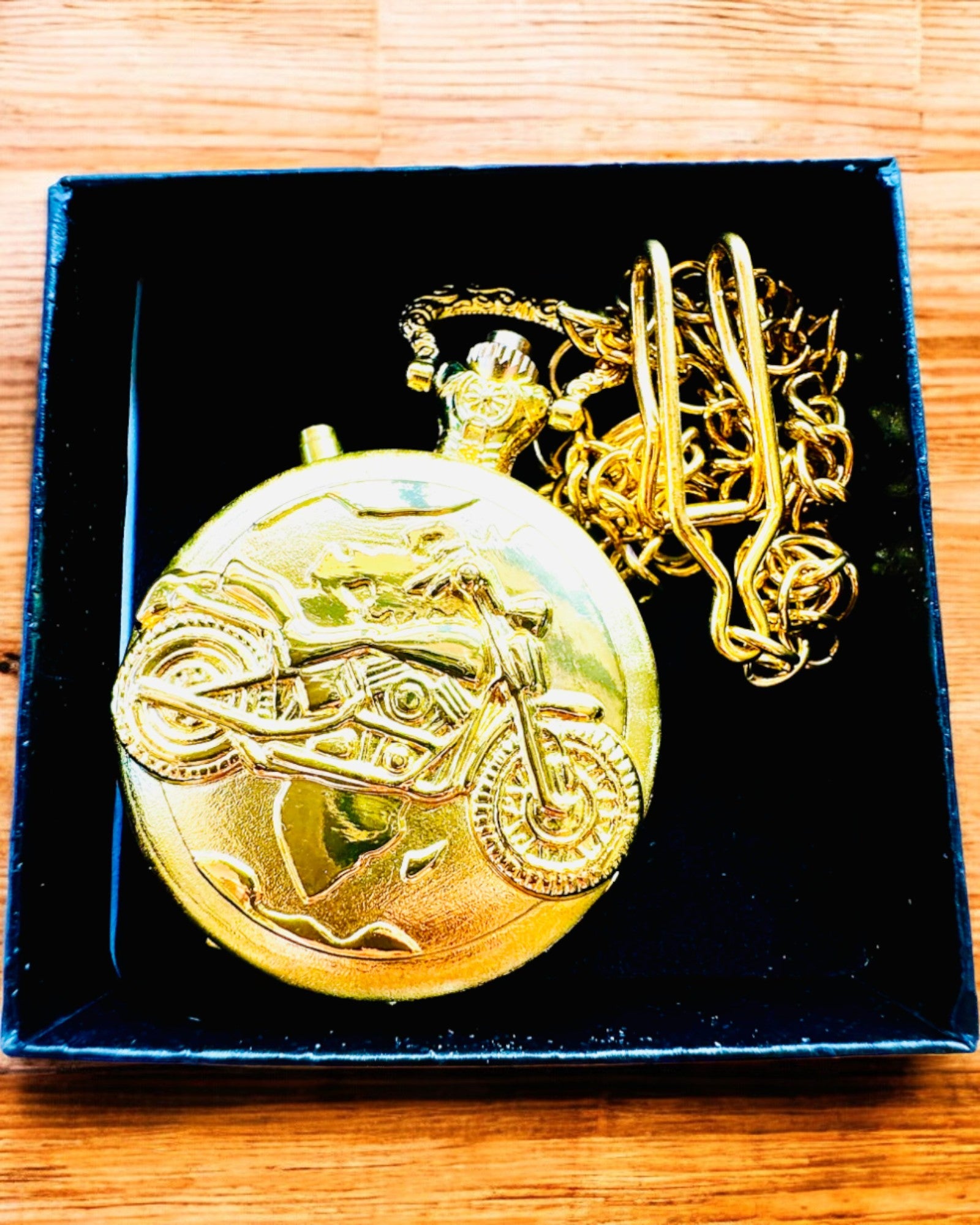 Vreckové hodinky „Motocyklový elegán 2“ – Gravírovanie na darček, 3 farebné varianty