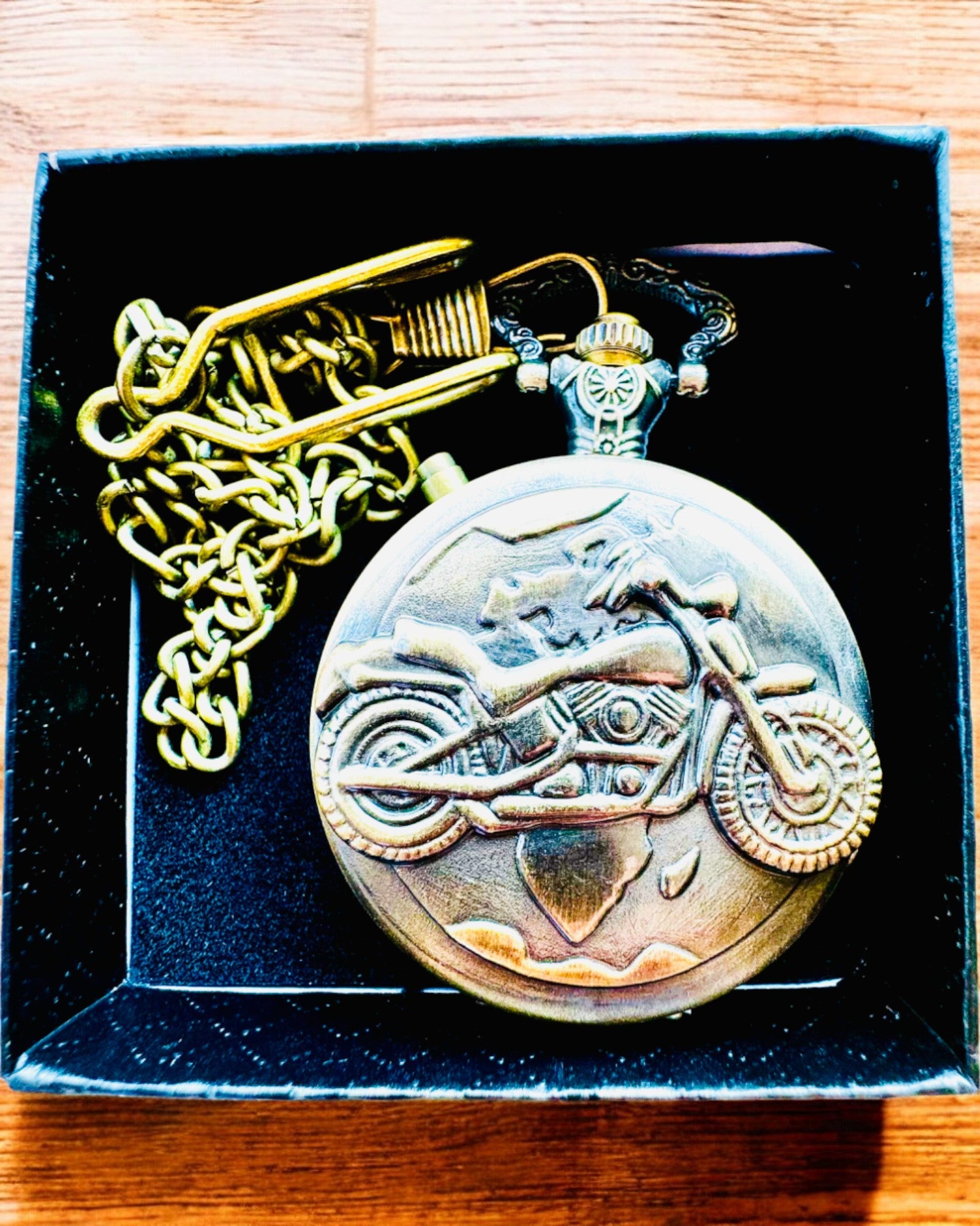 Vreckové hodinky „Motocyklový elegán 2“ – Gravírovanie na darček, 3 farebné varianty