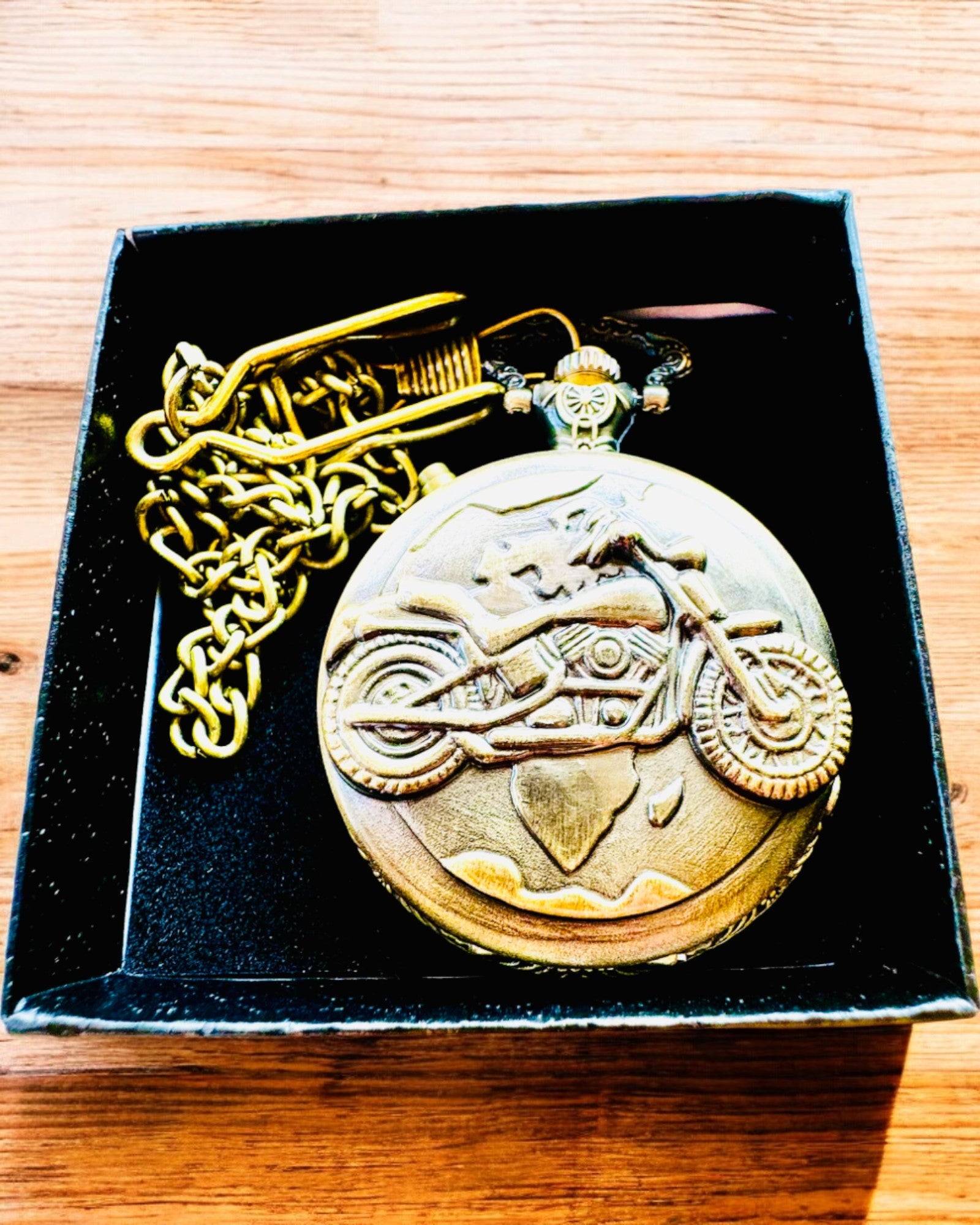 Vreckové hodinky „Motocyklový elegán 2“ – Gravírovanie na darček, 3 farebné varianty