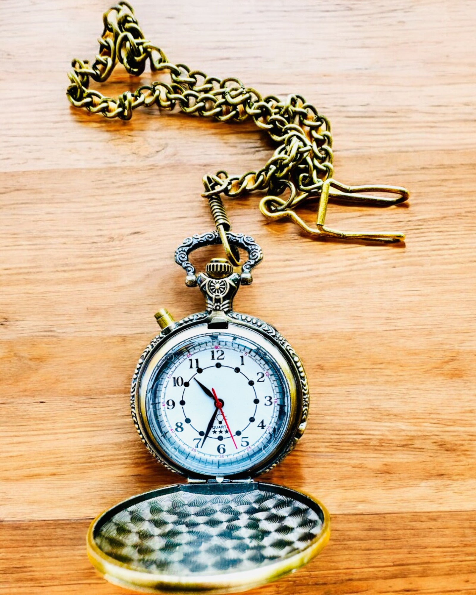 Vreckové hodinky „Motocyklový elegán 2“ – Gravírovanie na darček, 3 farebné varianty