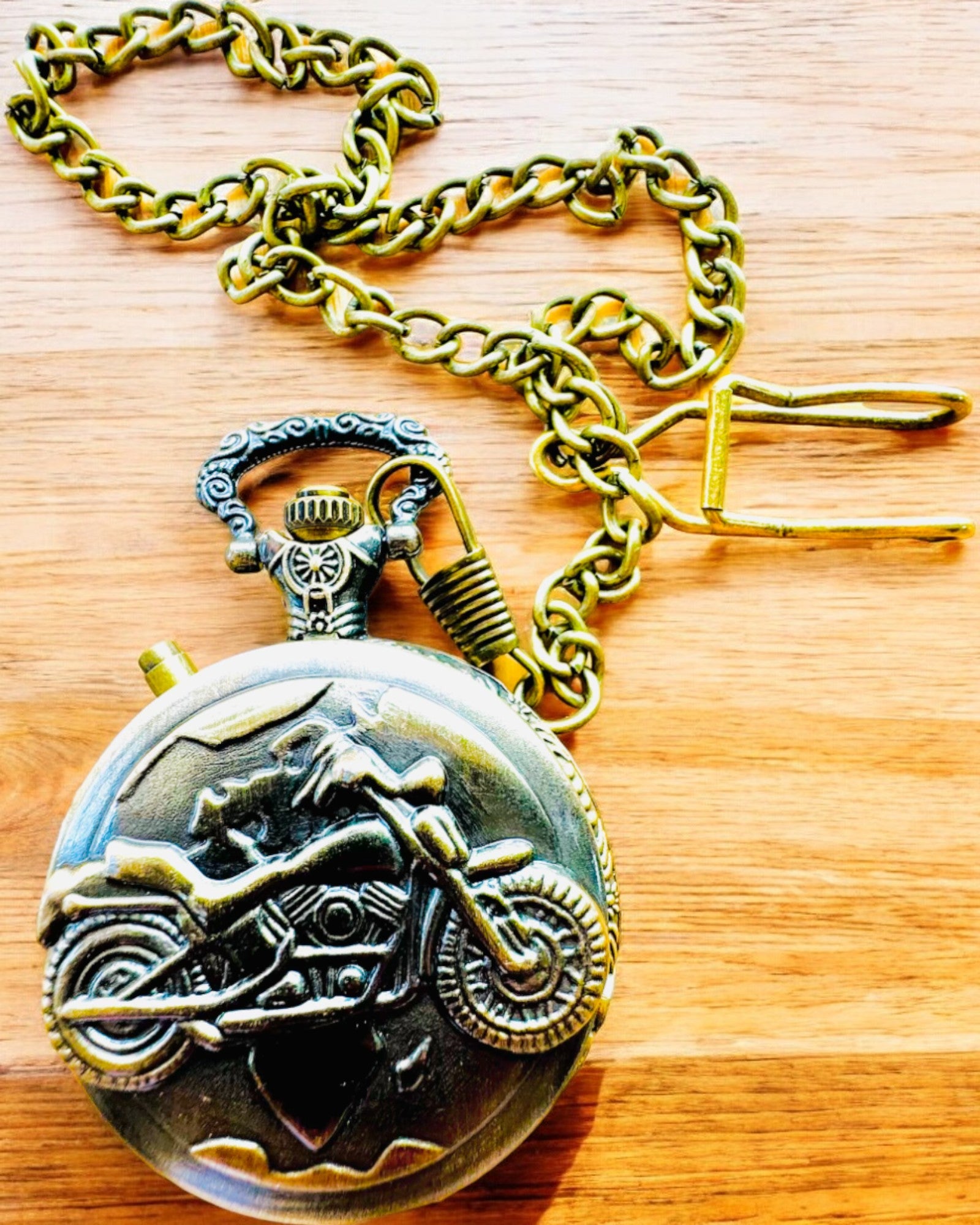 Vreckové hodinky „Motocyklový elegán 2“ – Gravírovanie na darček, 3 farebné varianty