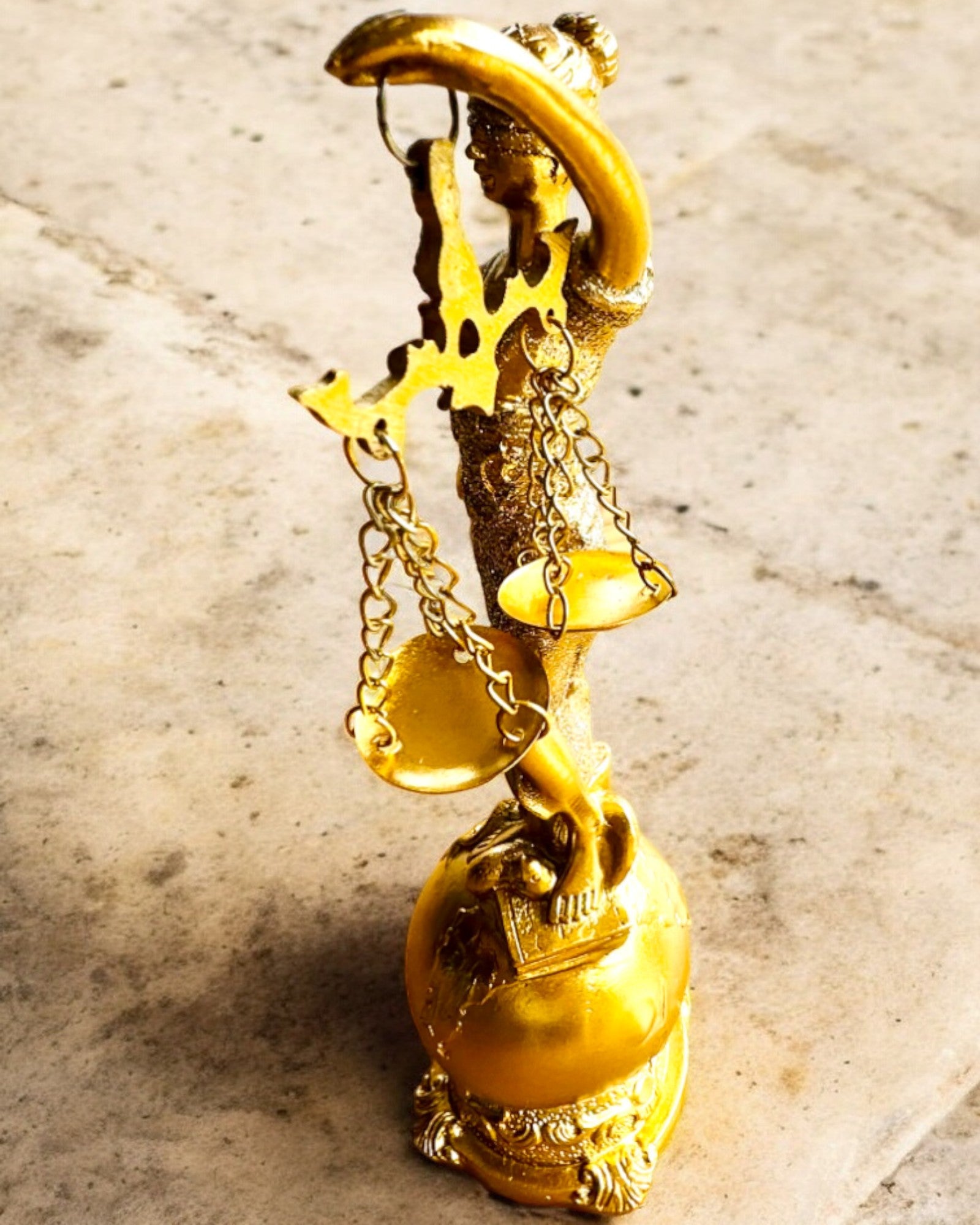 Soška Bohyne Spravodlivosti – Umelecká Dekorácia na Poličku, Remeslo z Živice, personalizácia gravírovaním