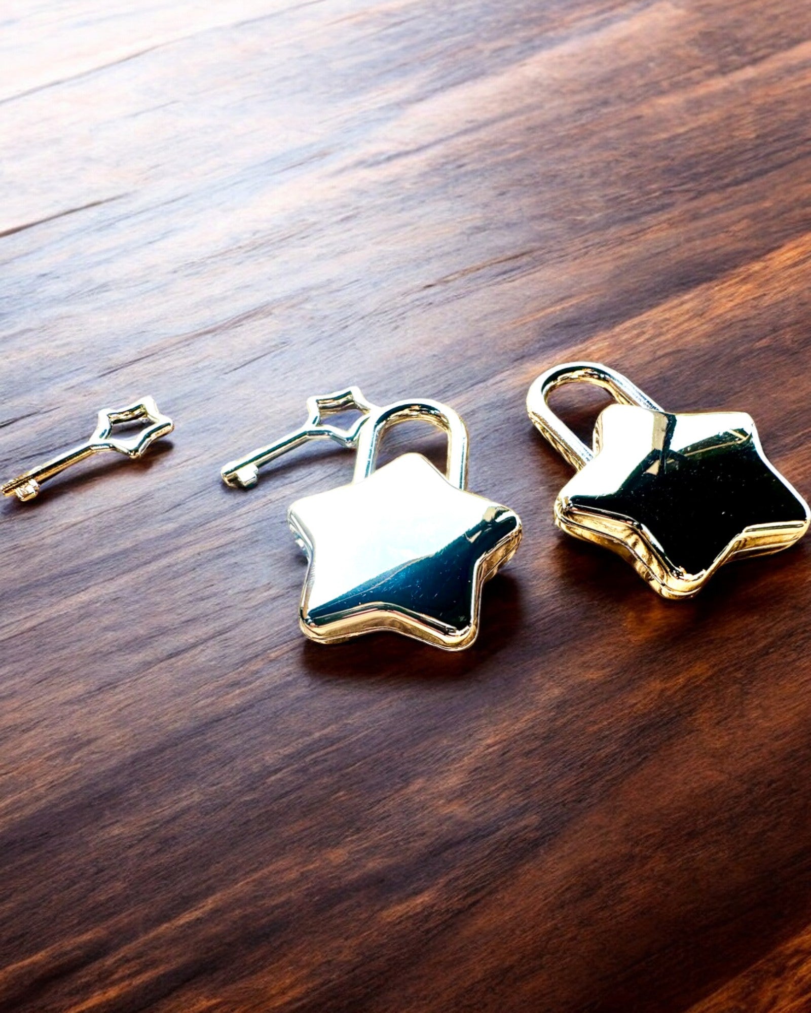 2 Hviezdne mini Zámky s Gravírovaním – Zabezpečte Svoje Sny, personalizované ako darček, 2 farebné varianty na výber