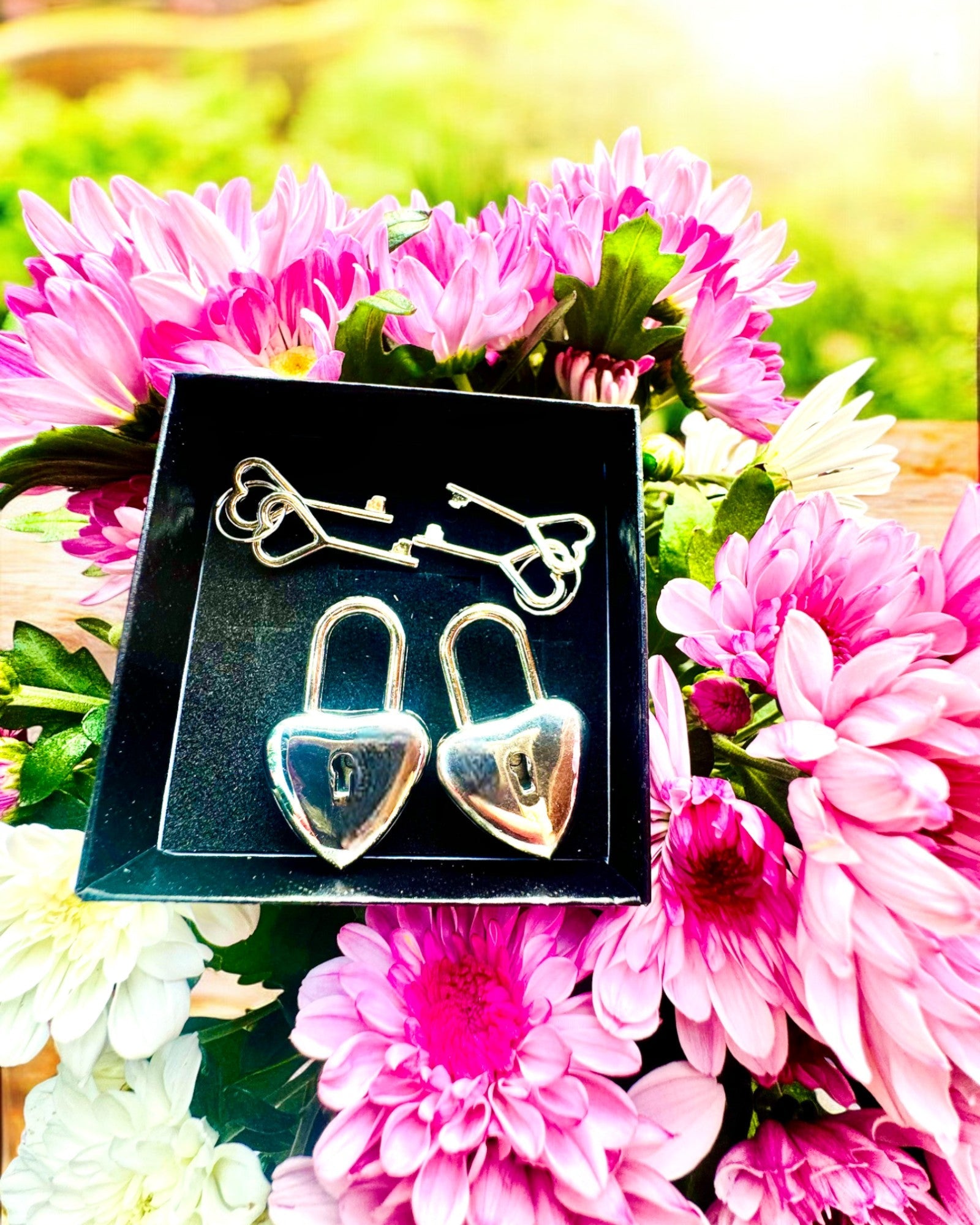 Kľúče Lásky v striebornej farbe 2 mini Zámky v tvare Srdca, možnosť personalizácie gravírovaním na darček