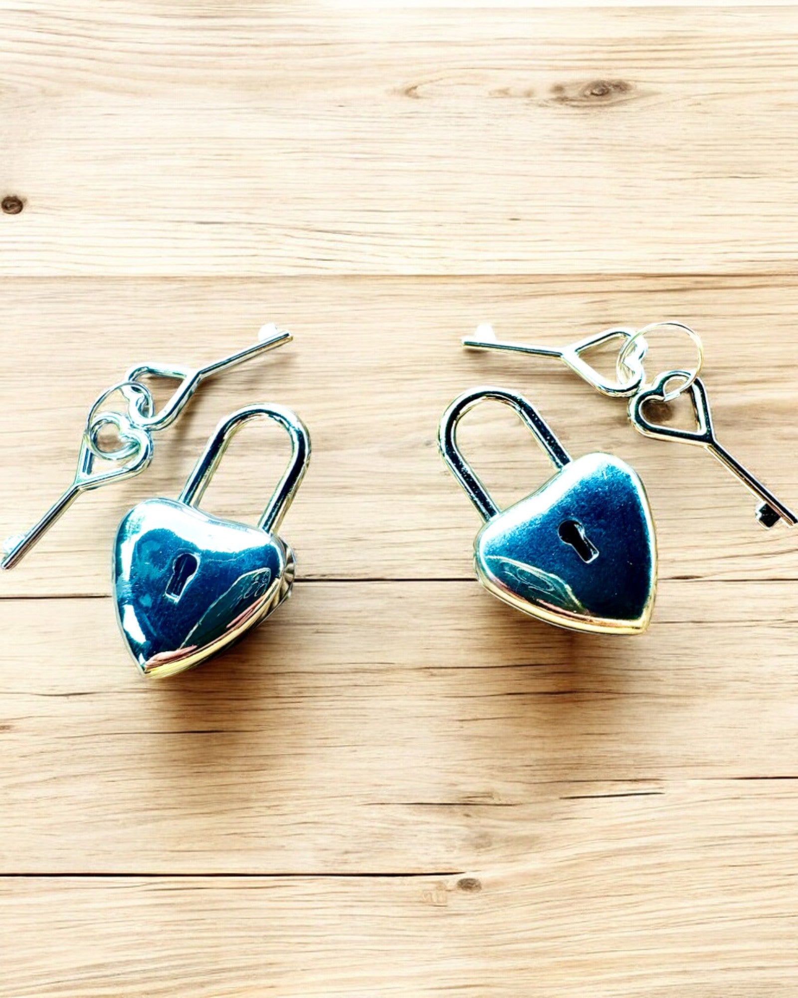 Kľúče Lásky v striebornej farbe 2 mini Zámky v tvare Srdca, možnosť personalizácie gravírovaním na darček