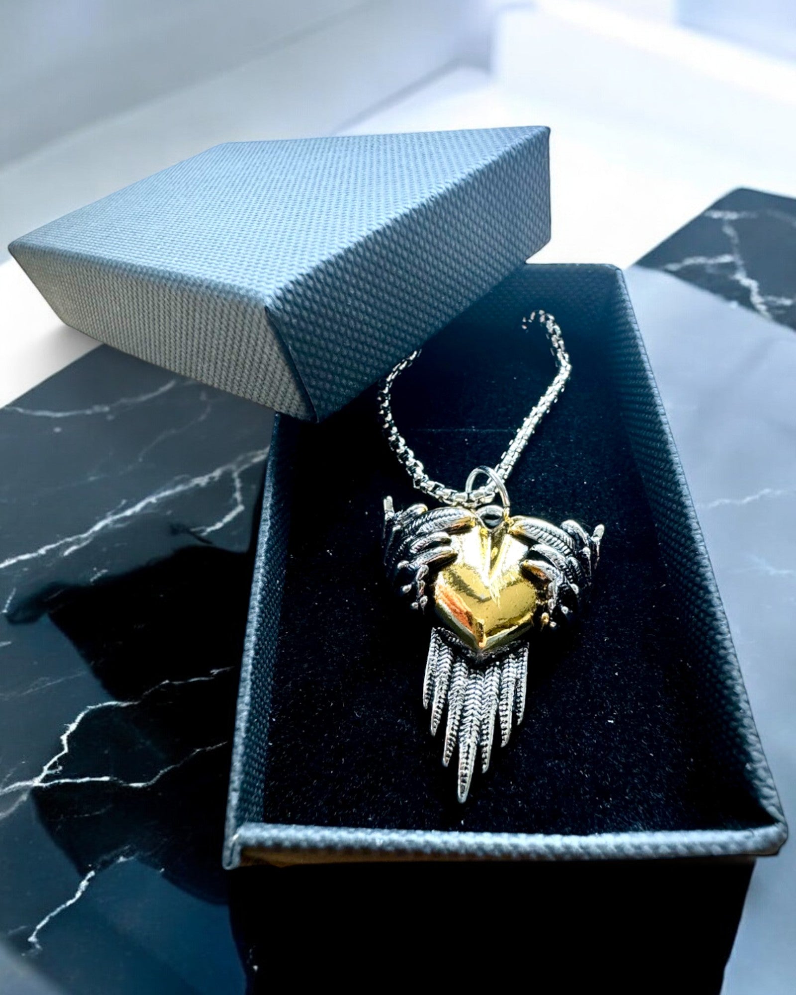 Amulet Strelec Srdca – Temné Krídla Lásky, možnosť personalizácie gravírovaním ako darček