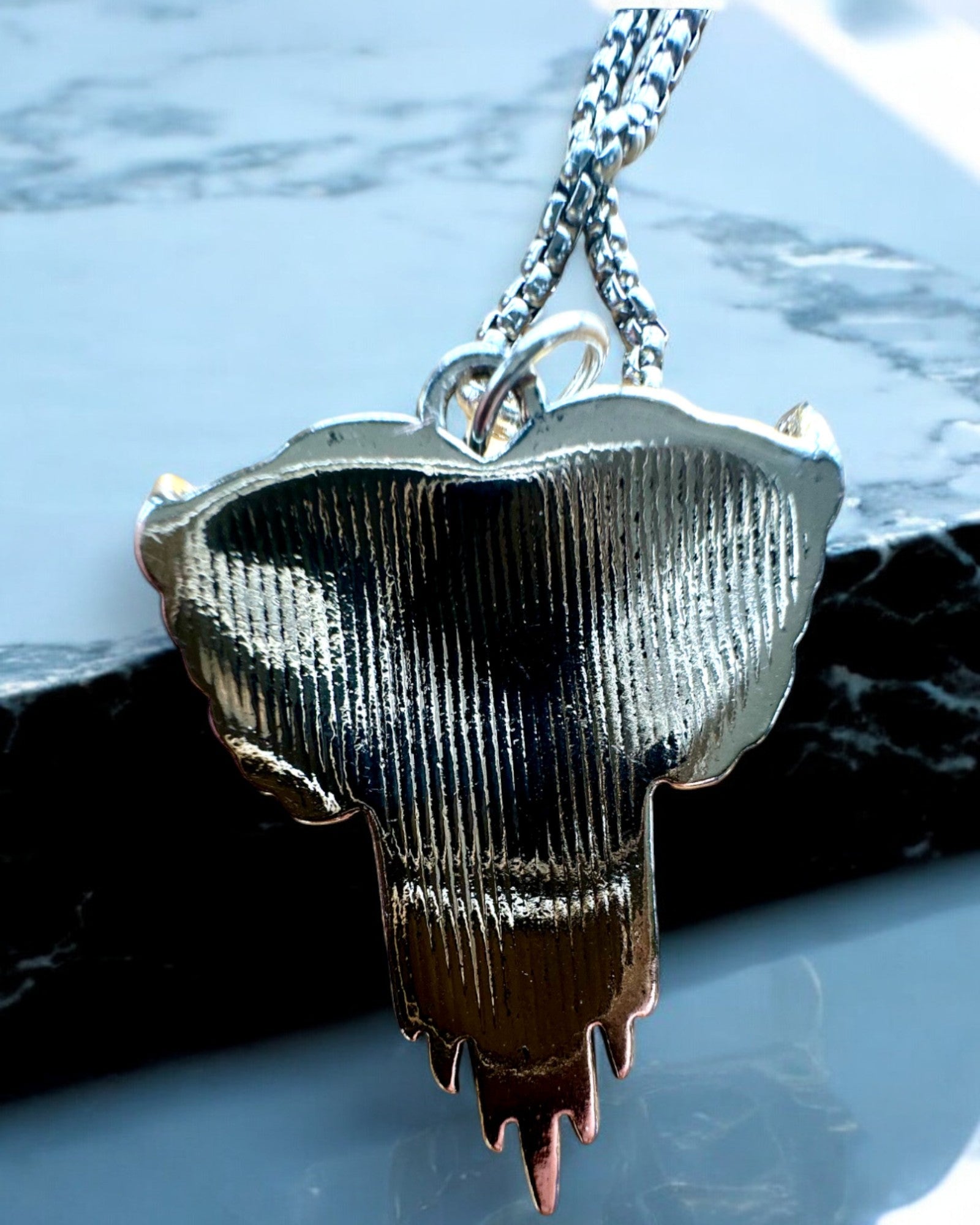 Amulet Strelec Srdca – Temné Krídla Lásky, možnosť personalizácie gravírovaním ako darček