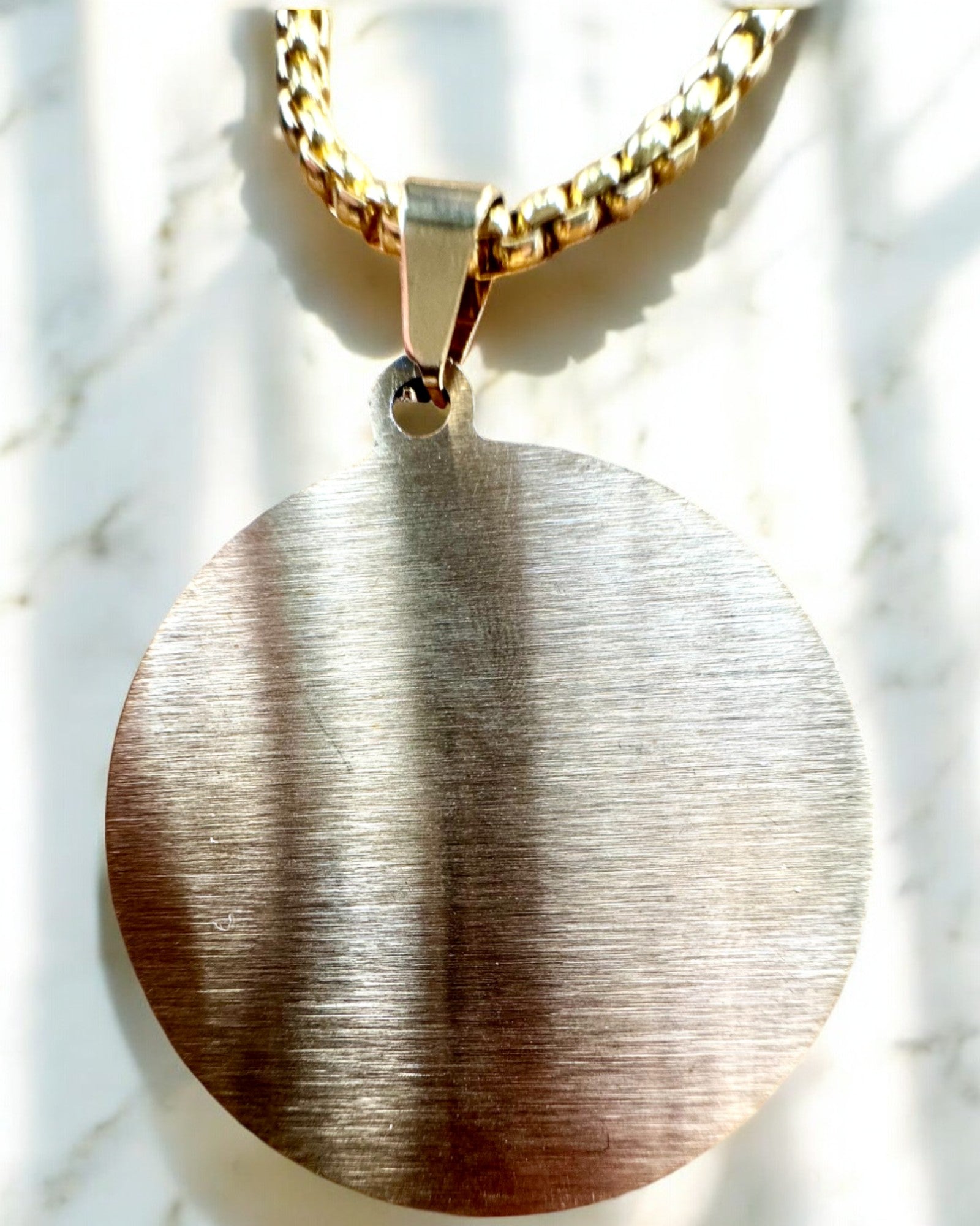 Amulet Tajomnej Sily - Náhrdelník s Gravírovaním, 2 farebné varianty na výber