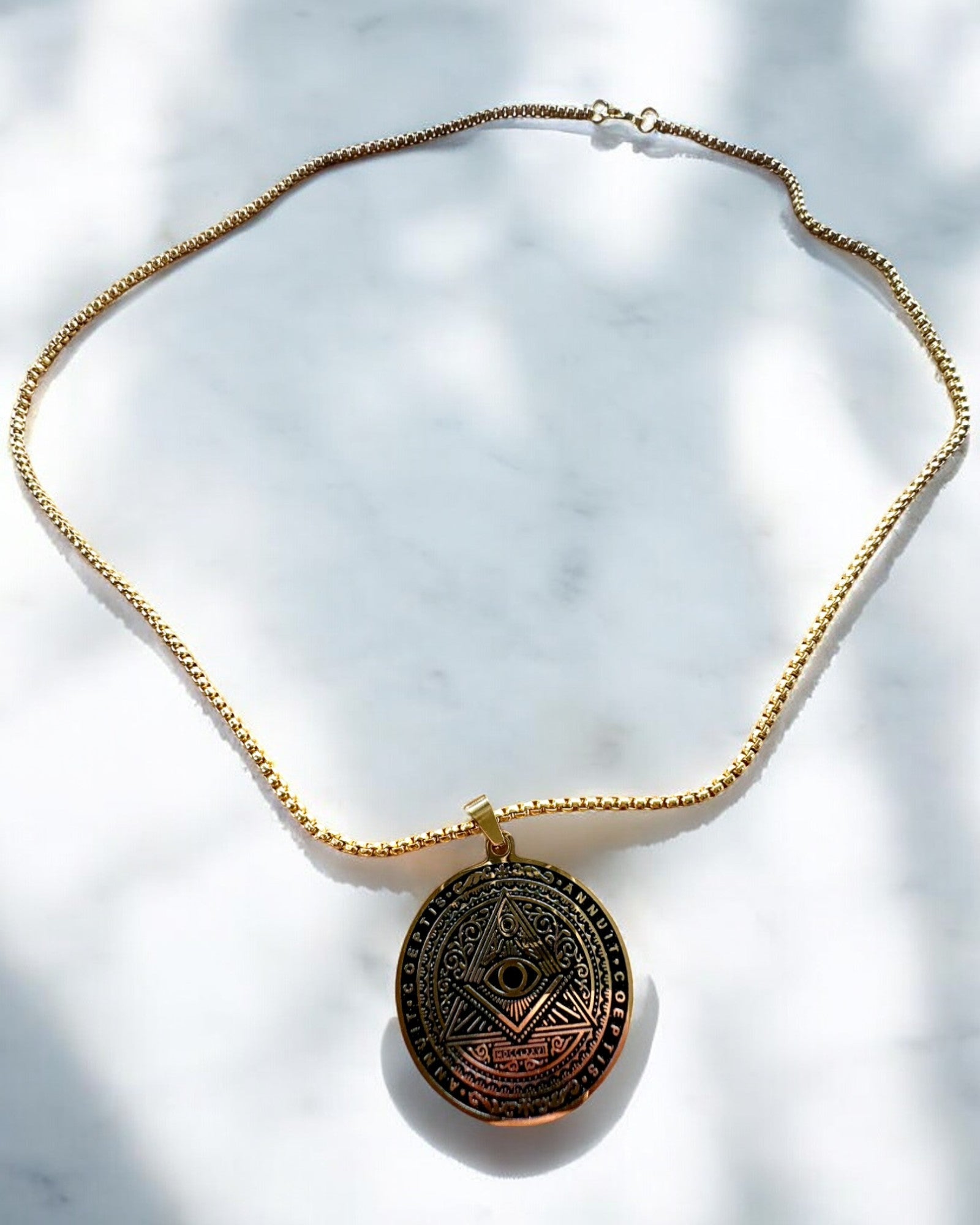 Amulet Tajomnej Sily - Náhrdelník s Gravírovaním, 2 farebné varianty na výber