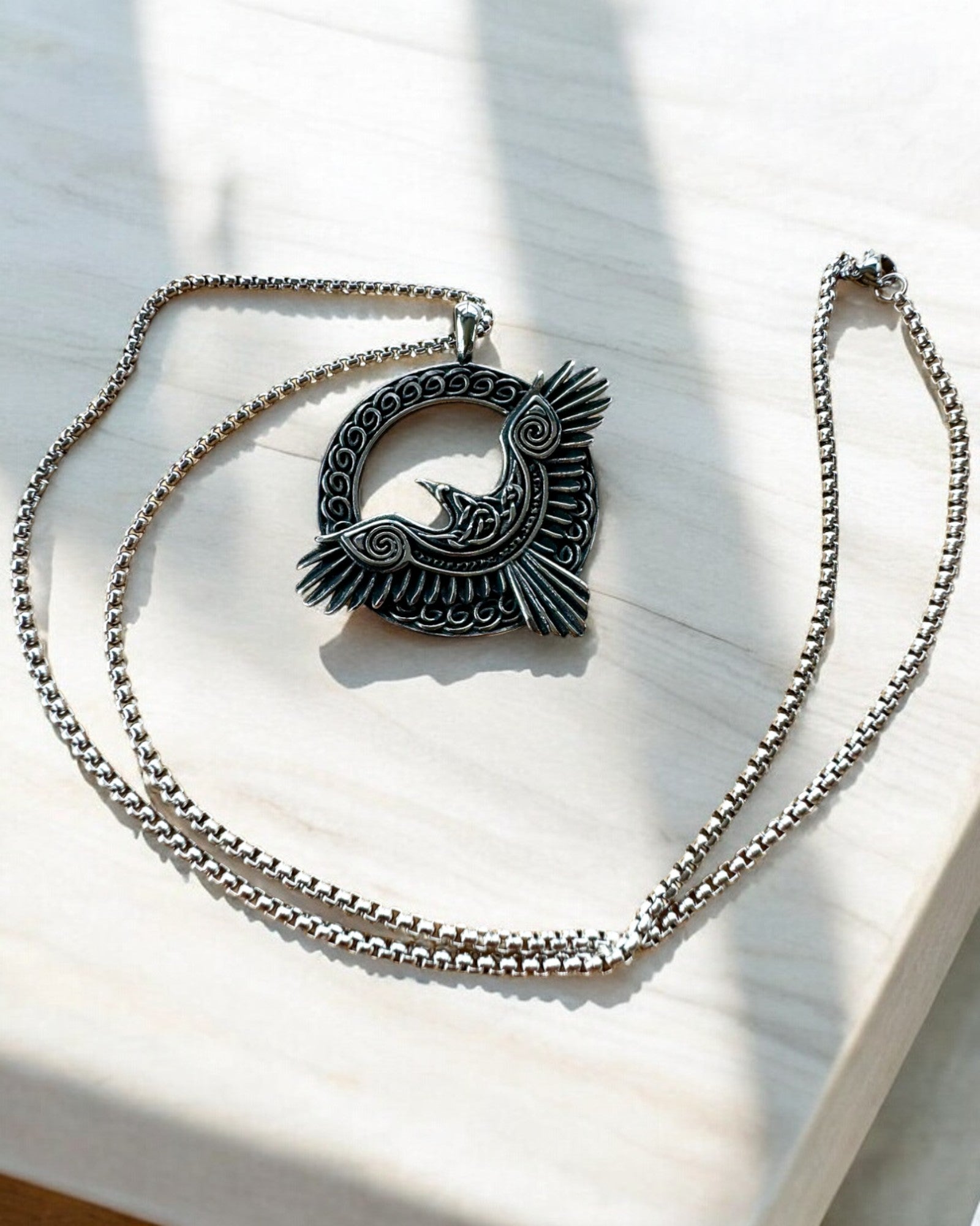 Amulet Oceľového Sokola - Náhrdelník s gravírovaním, inšpirovaný keltským umením, na darček