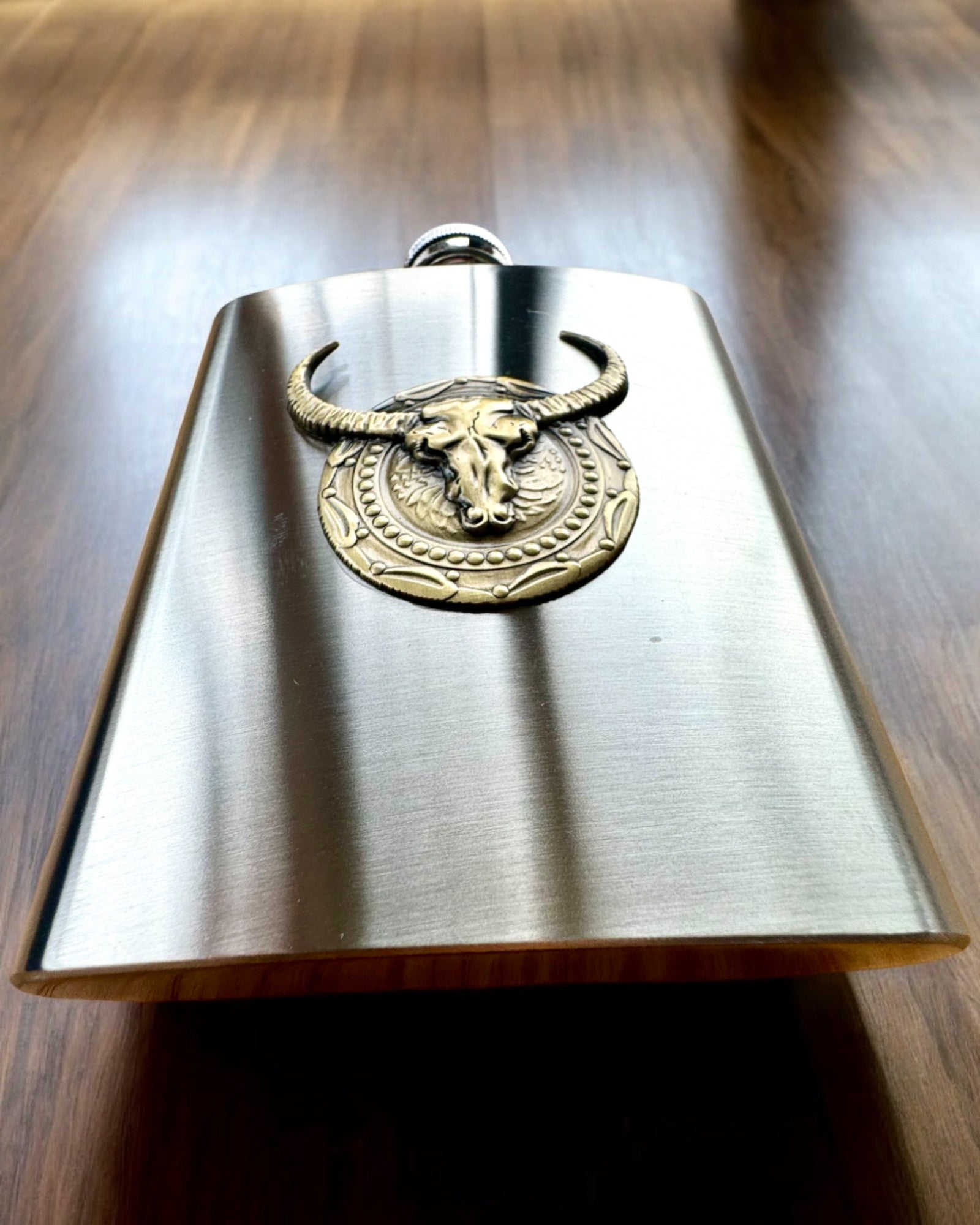 Bizon Flask – Štýlová ploskačka s motívom bizóna - možnosť personalizácie gravírovaním na darček