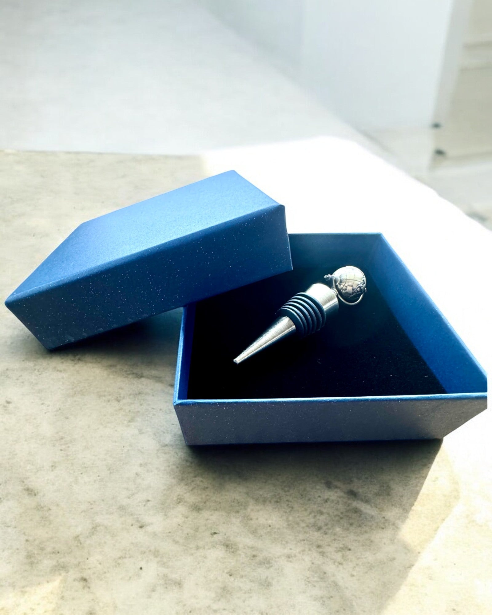 GloboStop - Zátka na víno s gravírovaním, možnosť personalizácie gravírovaním na darček