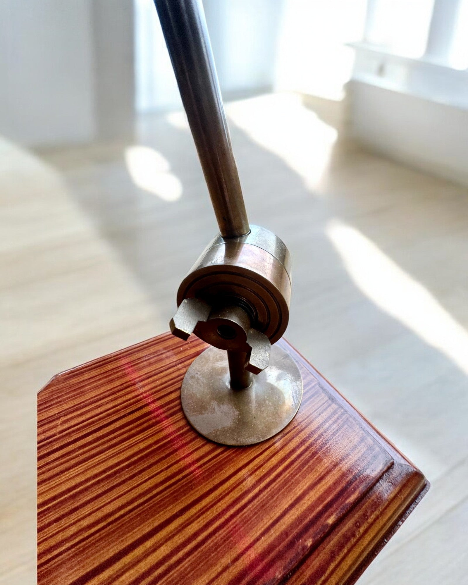 Remeselná lupa "Royal Magnifier" so stojanom a nastaviteľným držiakom - možnosť personalizácie gravírovaním na darček