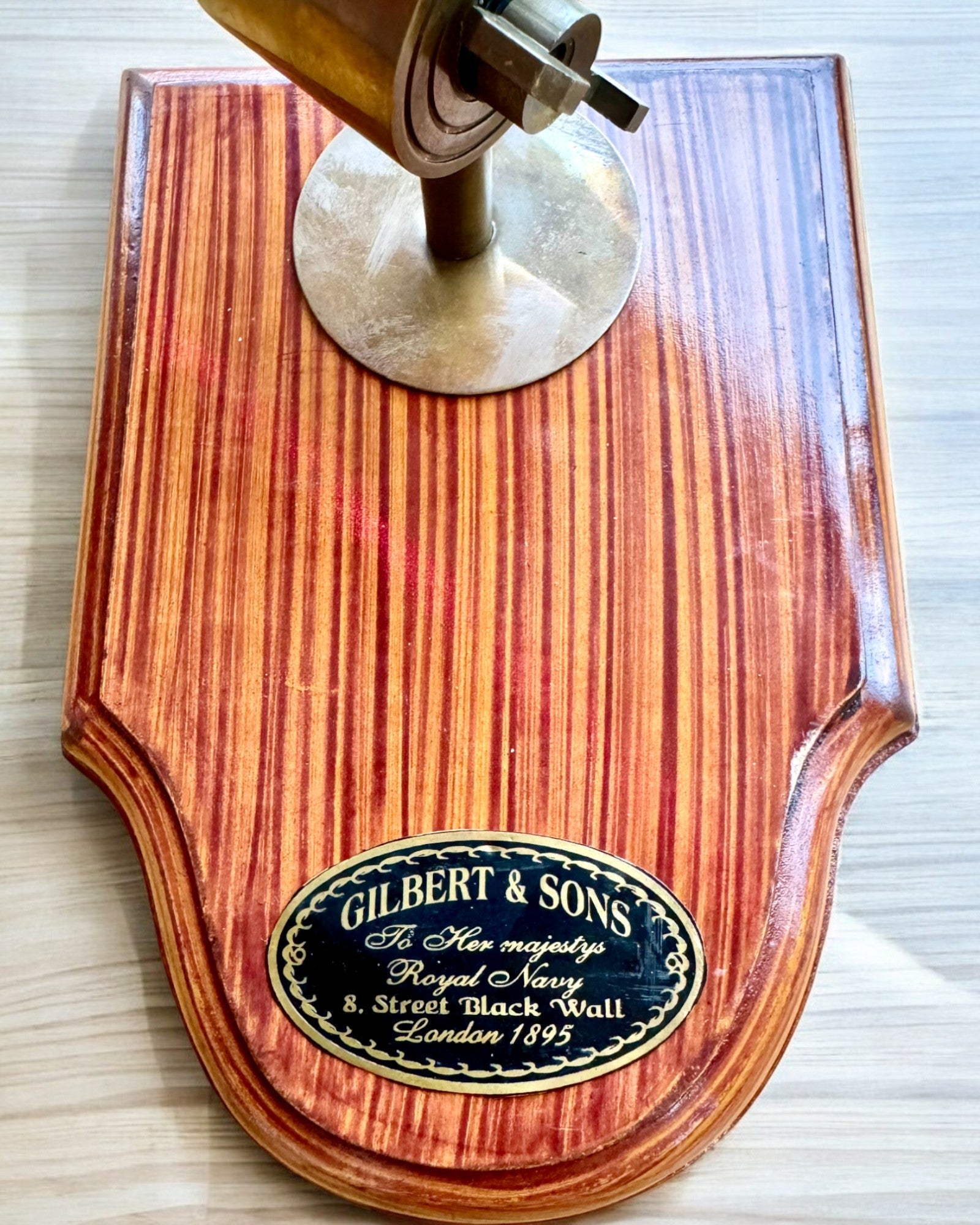 Remeselná lupa "Royal Magnifier" so stojanom a nastaviteľným držiakom - možnosť personalizácie gravírovaním na darček