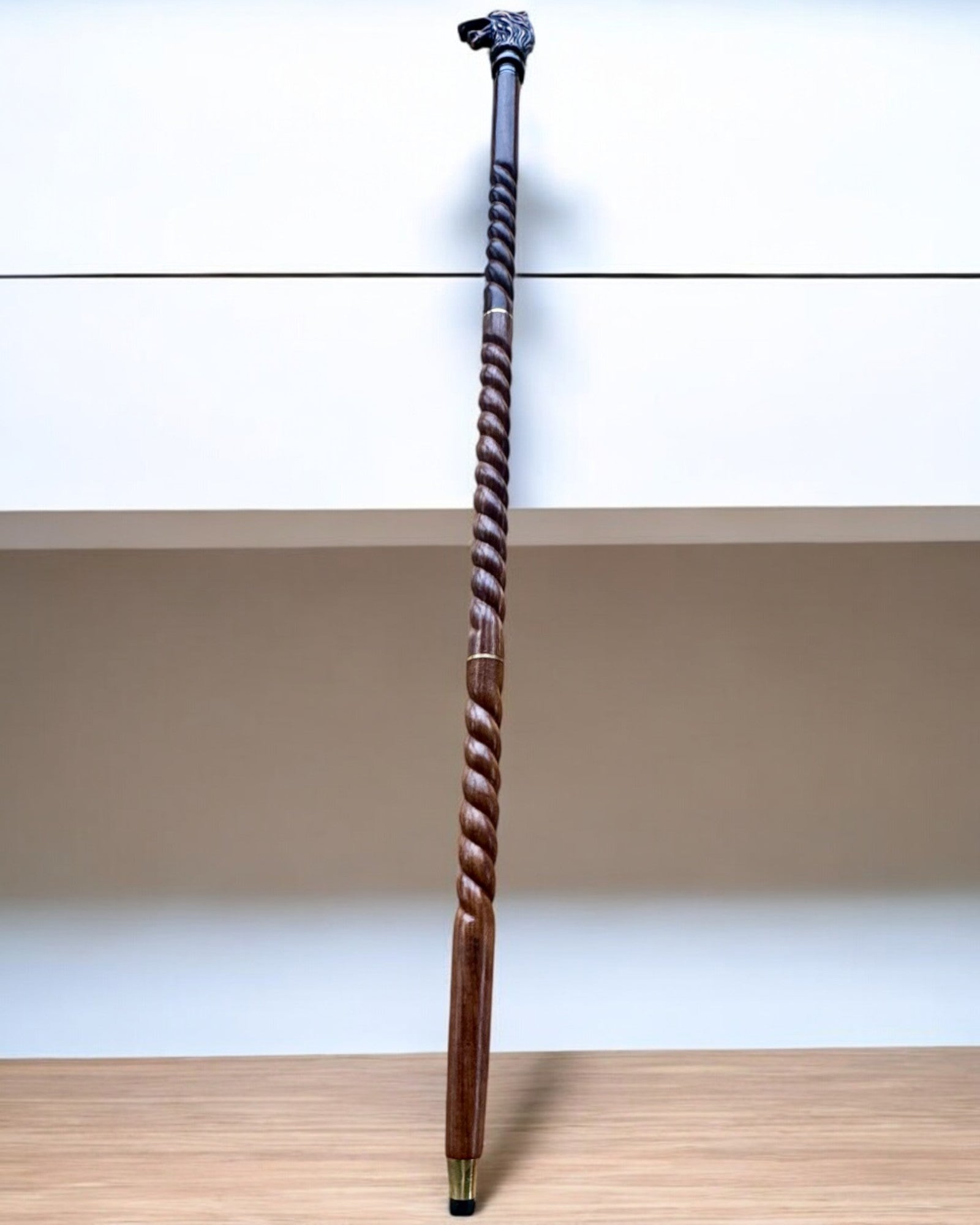 Vlčí strážca ručne vyrezávaná palica na chodenie, drevená, možnosť personalizácie gravírovaním