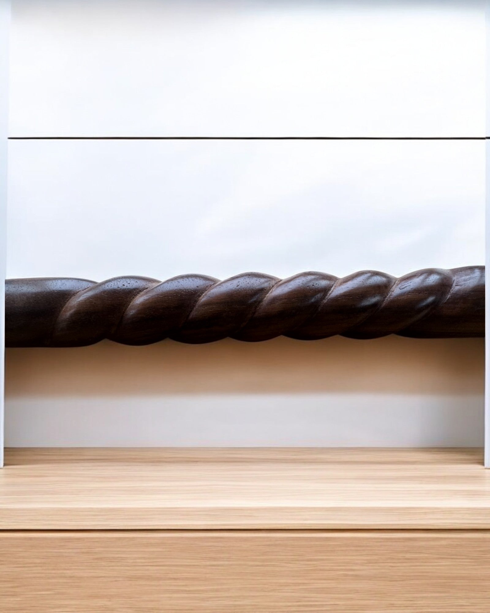 Vlčí strážca ručne vyrezávaná palica na chodenie, drevená, možnosť personalizácie gravírovaním