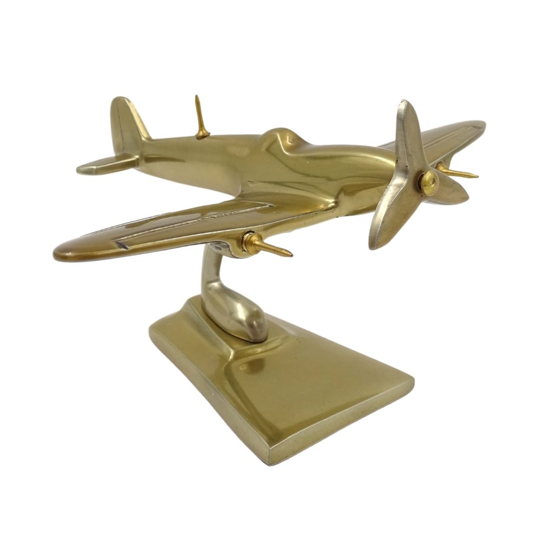 Model lietadla Spitfire, zlatá stíhačka z WWII, s možnosťou personalizácie gravírovaním – elegantný darček pre milovníkov letectva, vyrobený z hliníka, rozmery 15 × 13 × 8 cm