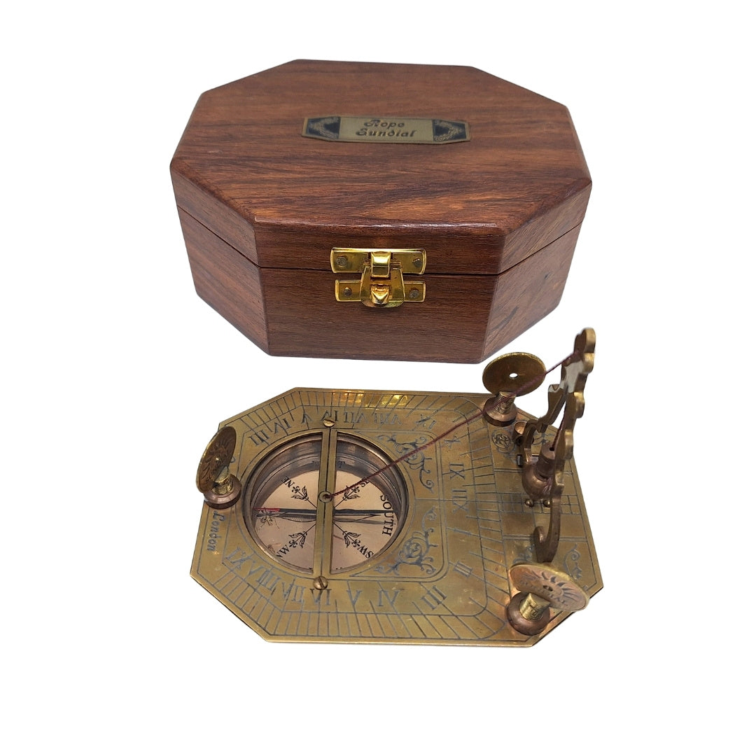 Elegantný mosadzný kompas so slnečnými hodinami v drevenej škatuľke - ideálny darček pre cestovateľov, retro štýl, rozmery: 11.5 x 8.8 x 9.0 cm, materiál: mosadz a drevo