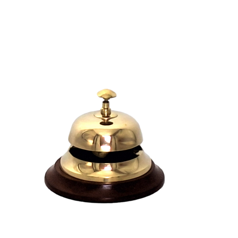 Mosiężny gong hotelowy na drewnianej podstawie TB27/4 z możliwością personalizacji grawerem, elegancki prezent w kolorze złotym i brązowym, wysokość 11 cm, średnica 12 cm