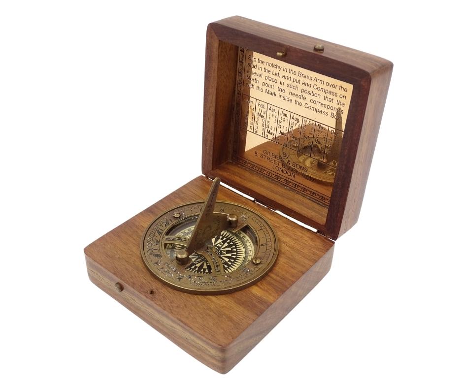Kompas so slnečnými hodinami Gilbert v drevenom puzdre s možnosťou personalizácie gravírovaním